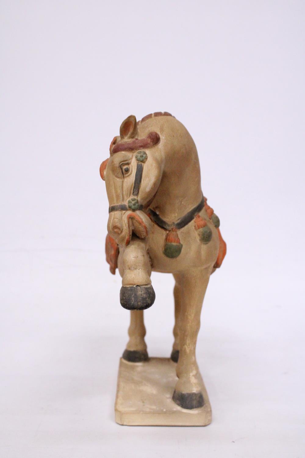 A CHINESE HORSE IN THE STYLE OF A TANG DYNASTY WARRIOR HORSE - 30 CM INCLUDE BASE - Image 2 of 5
