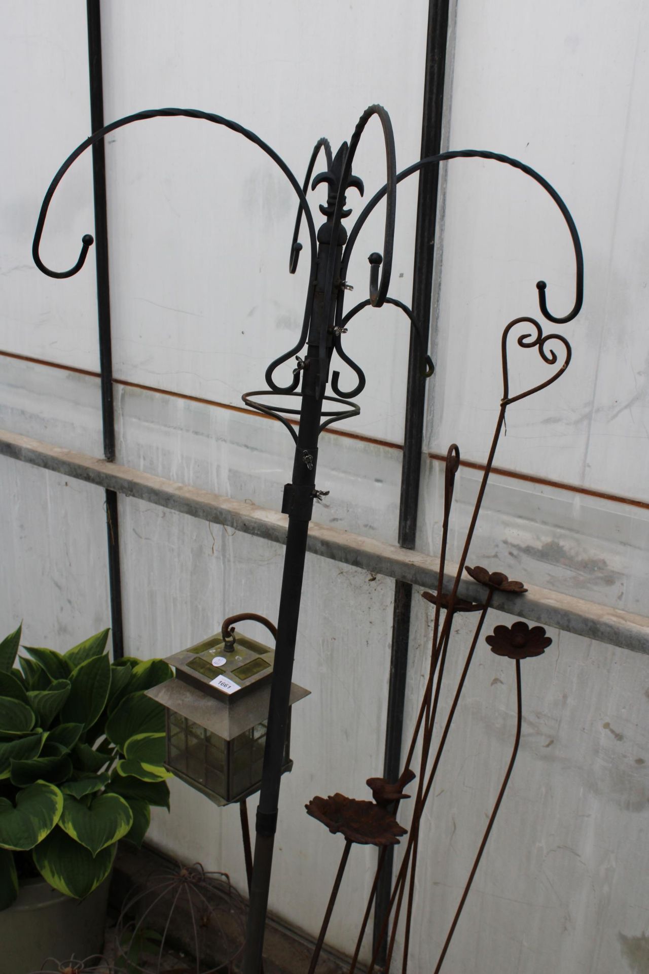 A N ASSORTMENT OF METAL GARDEN ITEMS TO INCLUDE BIRDBATHS, PLANT STAND AND A HANGING LANTERN ETC - Image 3 of 3