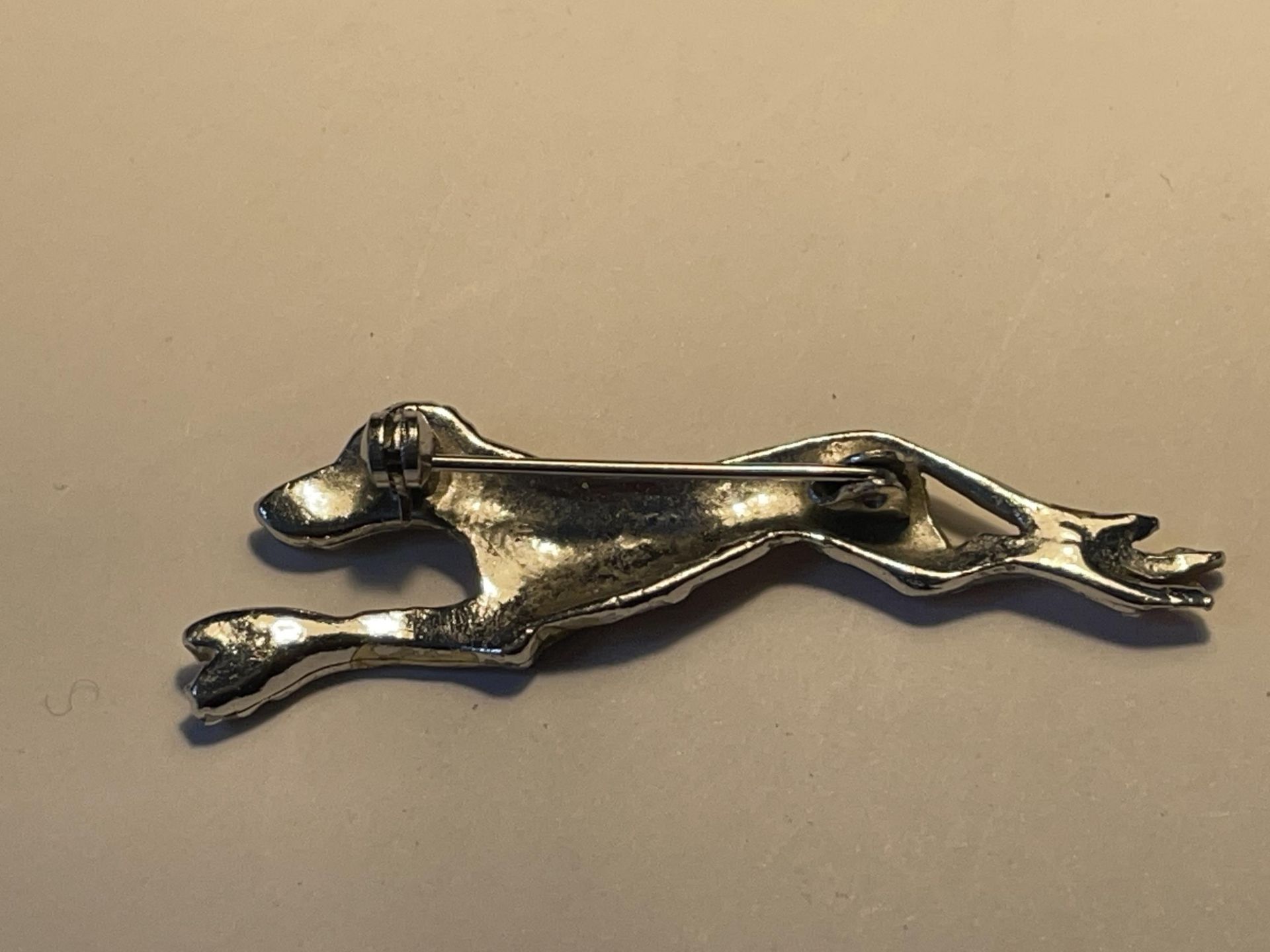 A VINTAGE ENAMELLED GREYHOUND BROOCH WITH A PRESENTATION BOX - Image 5 of 5