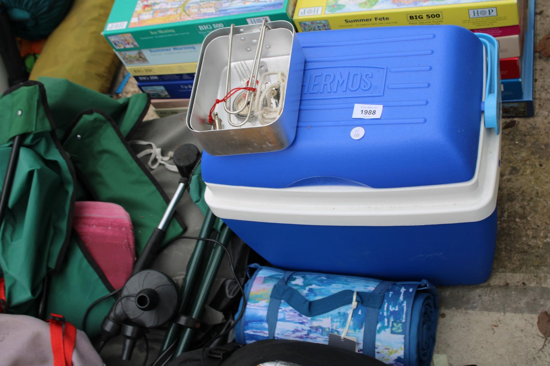AN ASSORTMENT OF CAMPING ITEMS TO INCLUDE A TENT, MESS TINS, LIGHTS AND FOLDING CHAIRS - Bild 3 aus 3