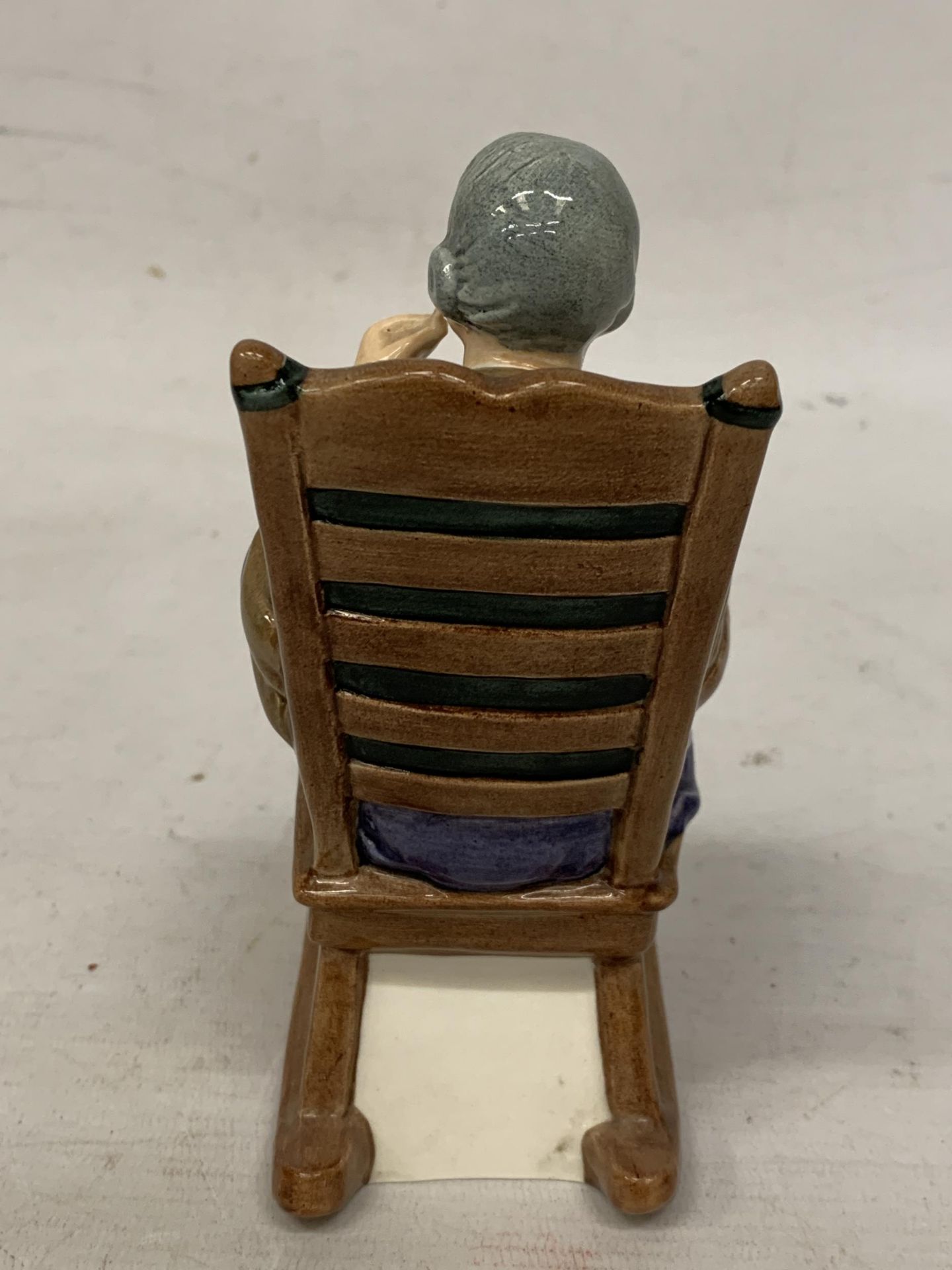 A ROYAL DOULTON FIGURINE "A STITCH IN TIME" HN 2352 - Image 4 of 5