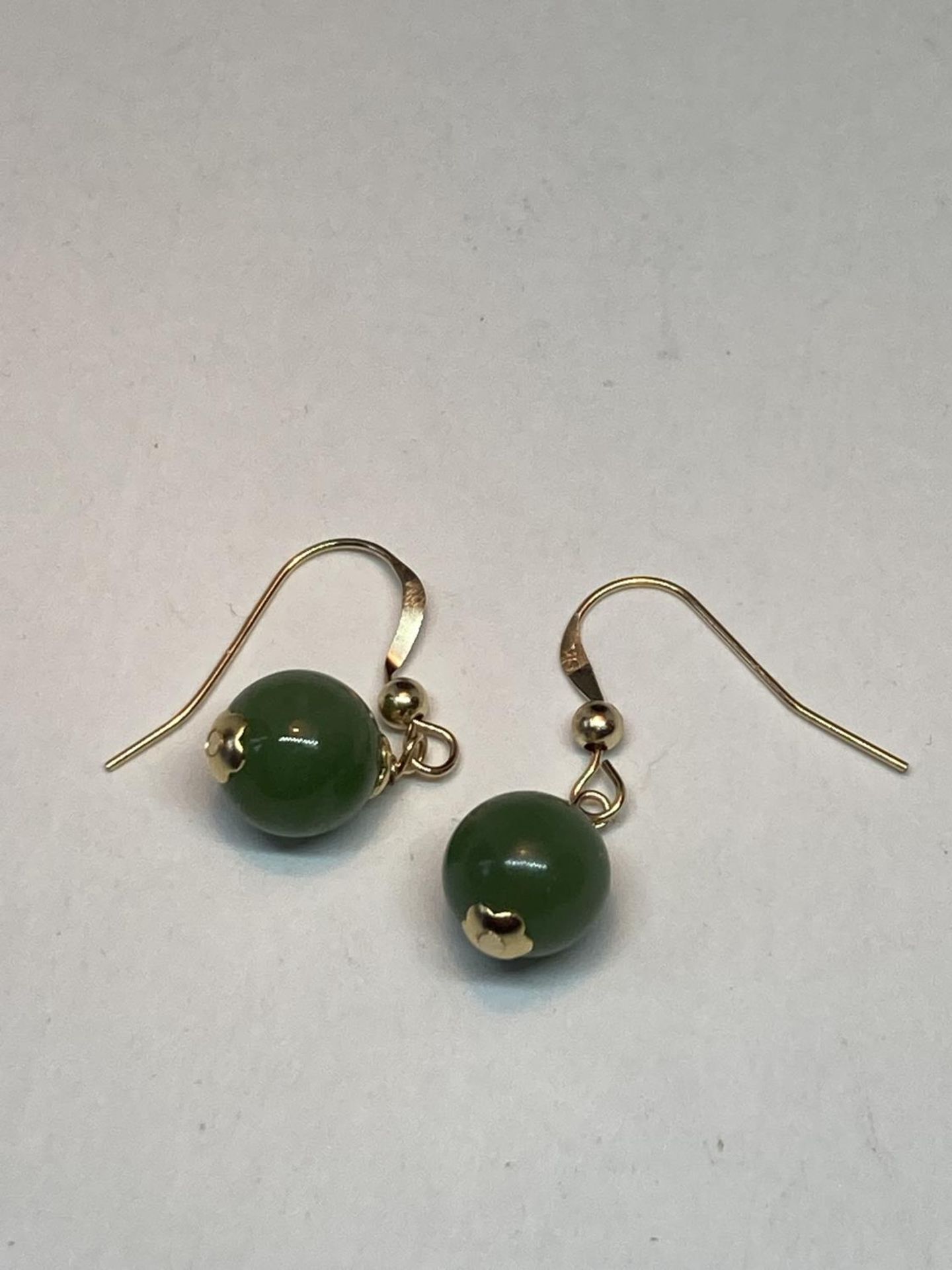 A PAIR OF MARKED 9K EARRINGS WITH GREEN CHALCEDONY STONES
