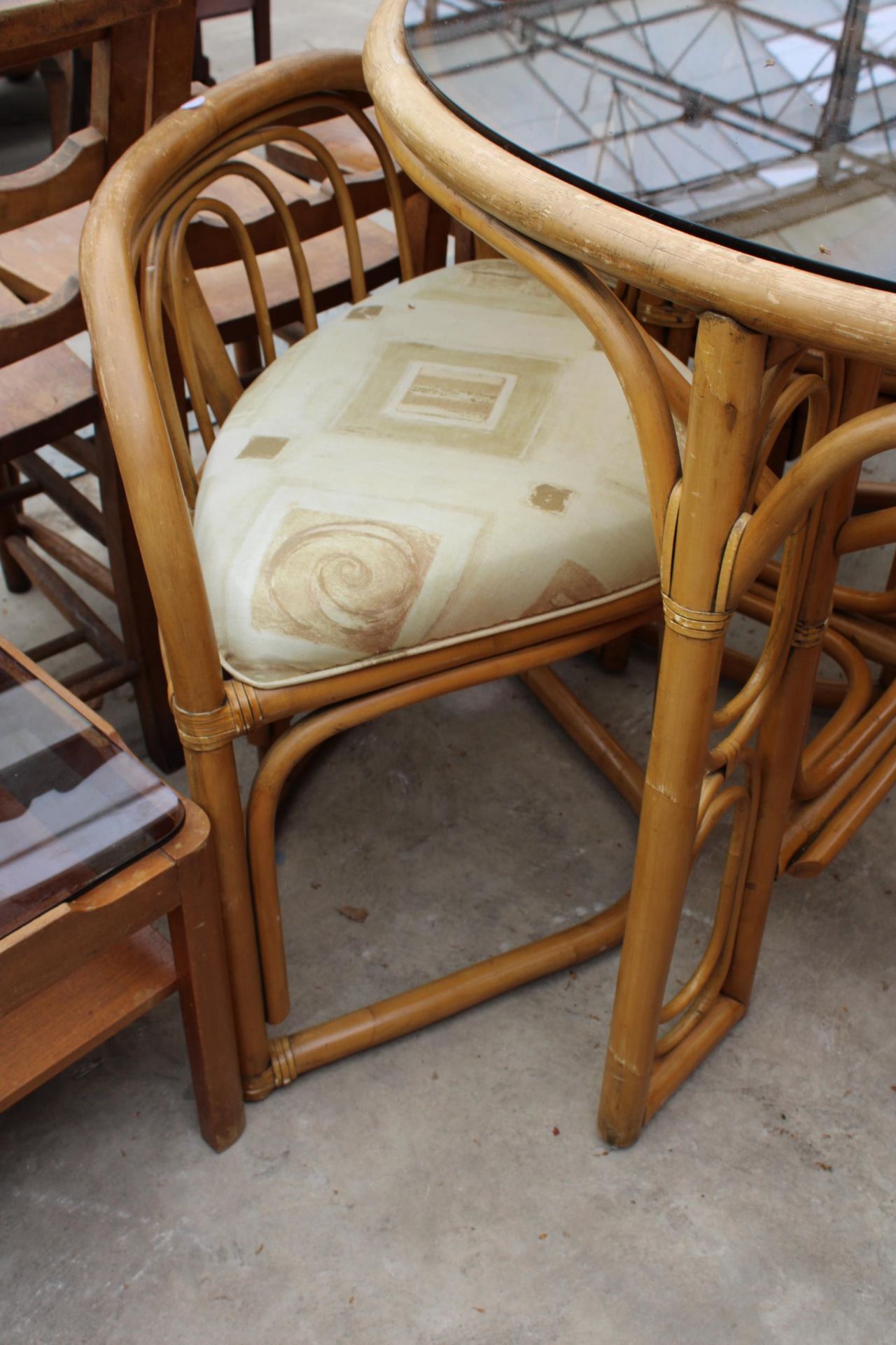 A MODERN 41" DIAMETER BAMBOO AND WICKER DINING TABLE WITH SMOKED GLASS TOP AND FOUR DINING CHAIRS - Image 5 of 6