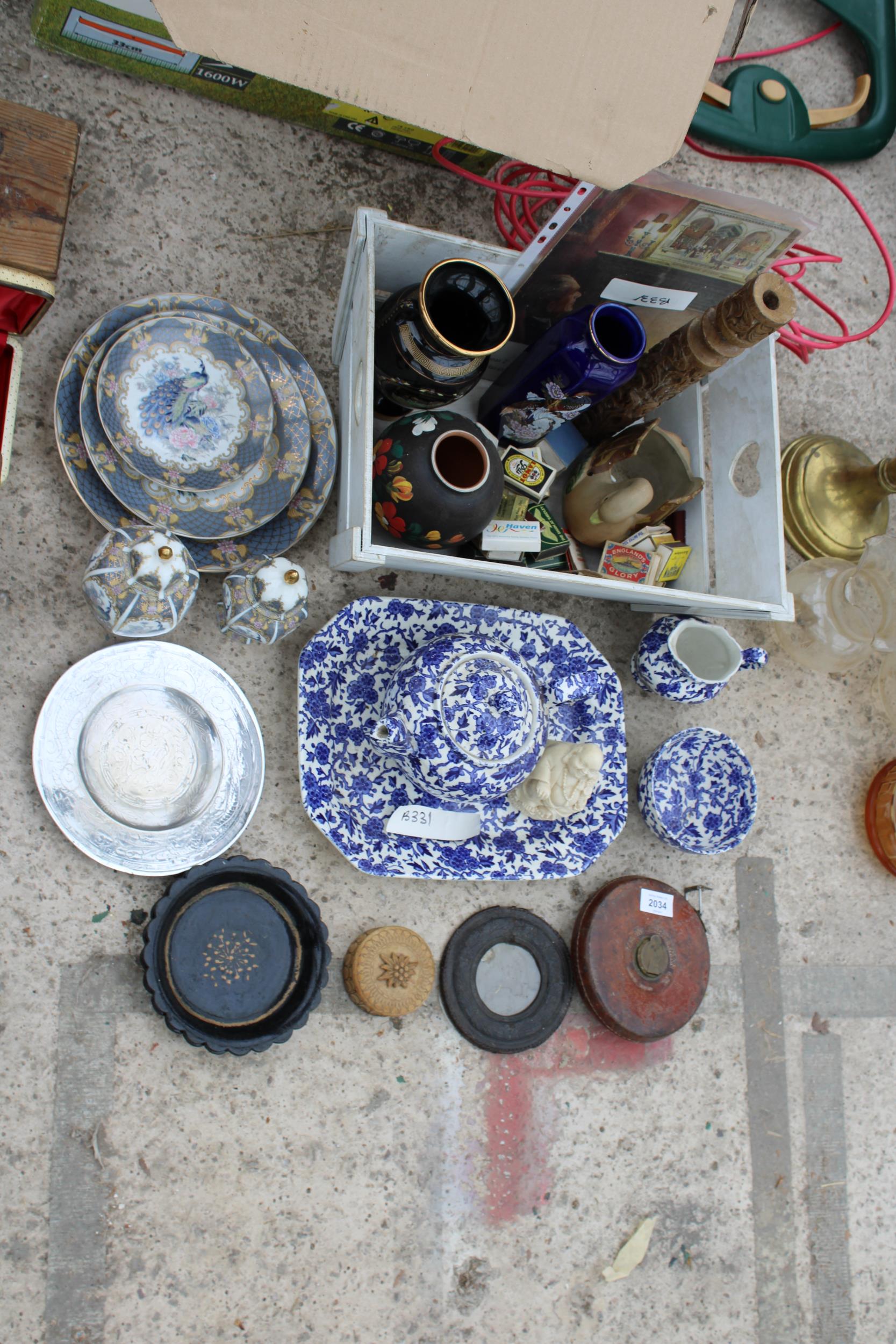 A LARGE ASSORTMENT OF ITEMS TO INCLUDE VINTAGE TINS, BLUE AND WHITE CERAMICS AND VASES ETC - Image 2 of 3