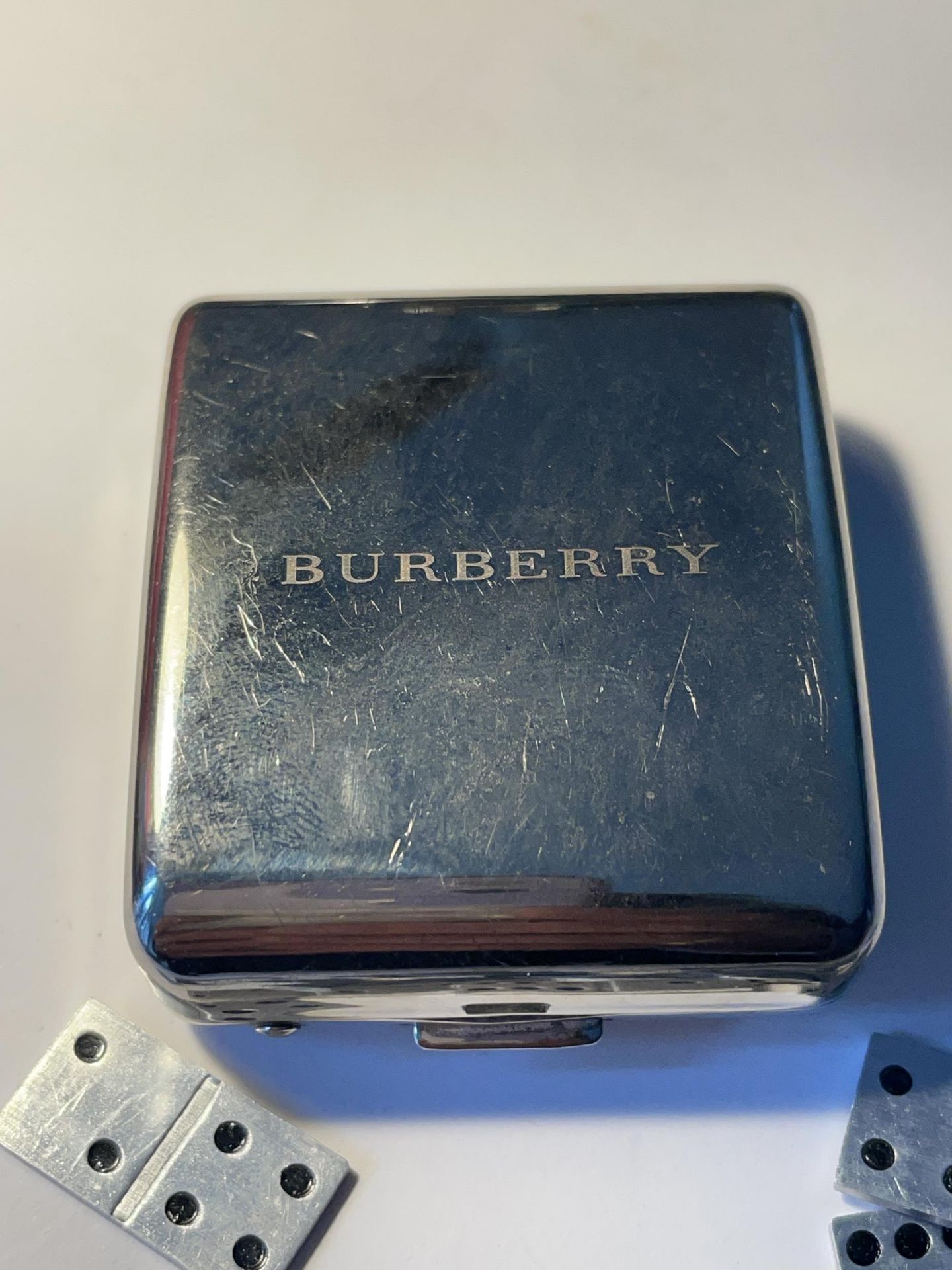 A VINTAGE BURBERRY MINIATURE POCKET SIZED DOMINO SET WITH TWENTY SEVEN DOMINOES - Image 3 of 4
