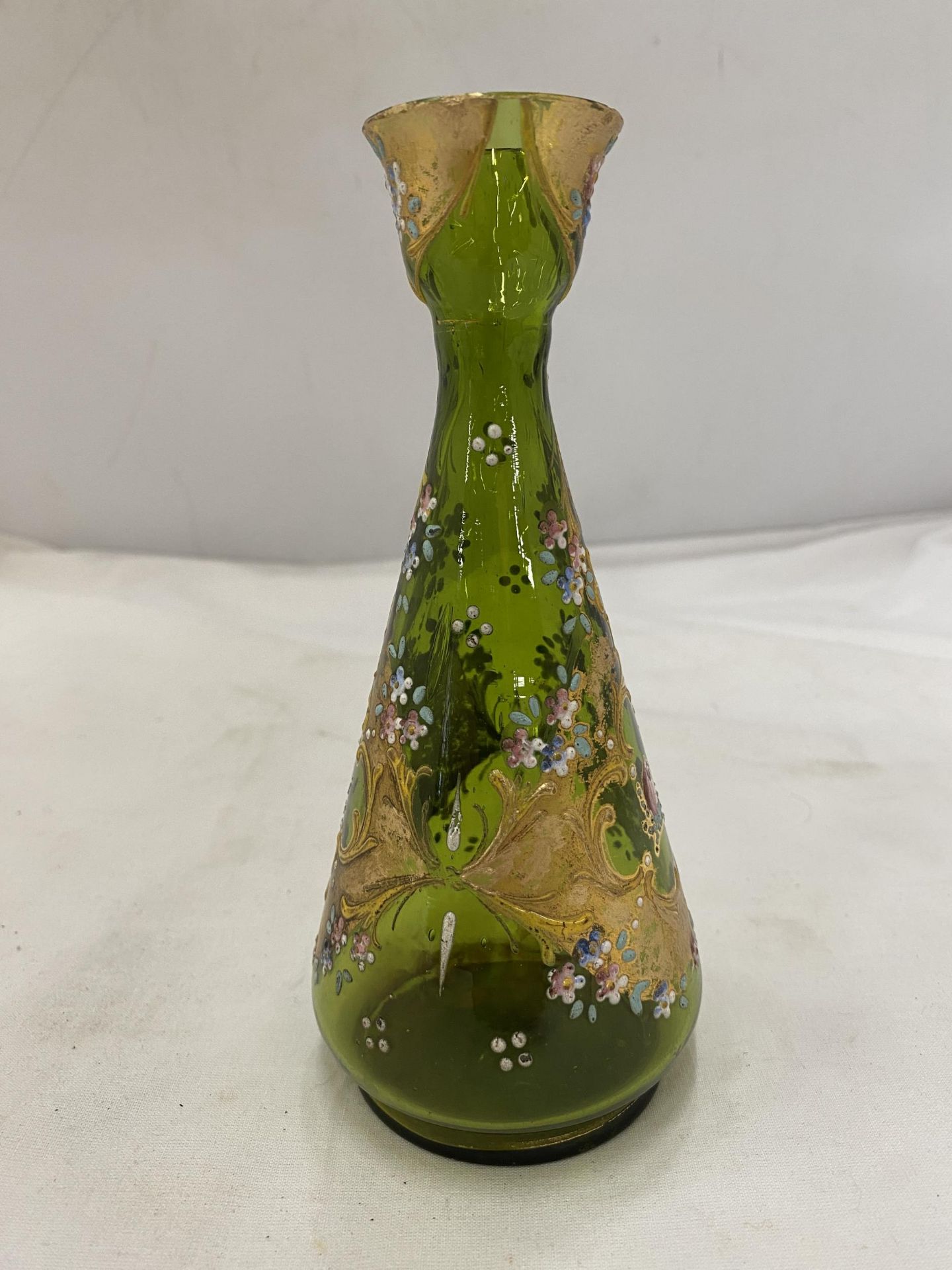 A GREEN STOURBRIDGE GILT GLASS VASE - Image 2 of 6