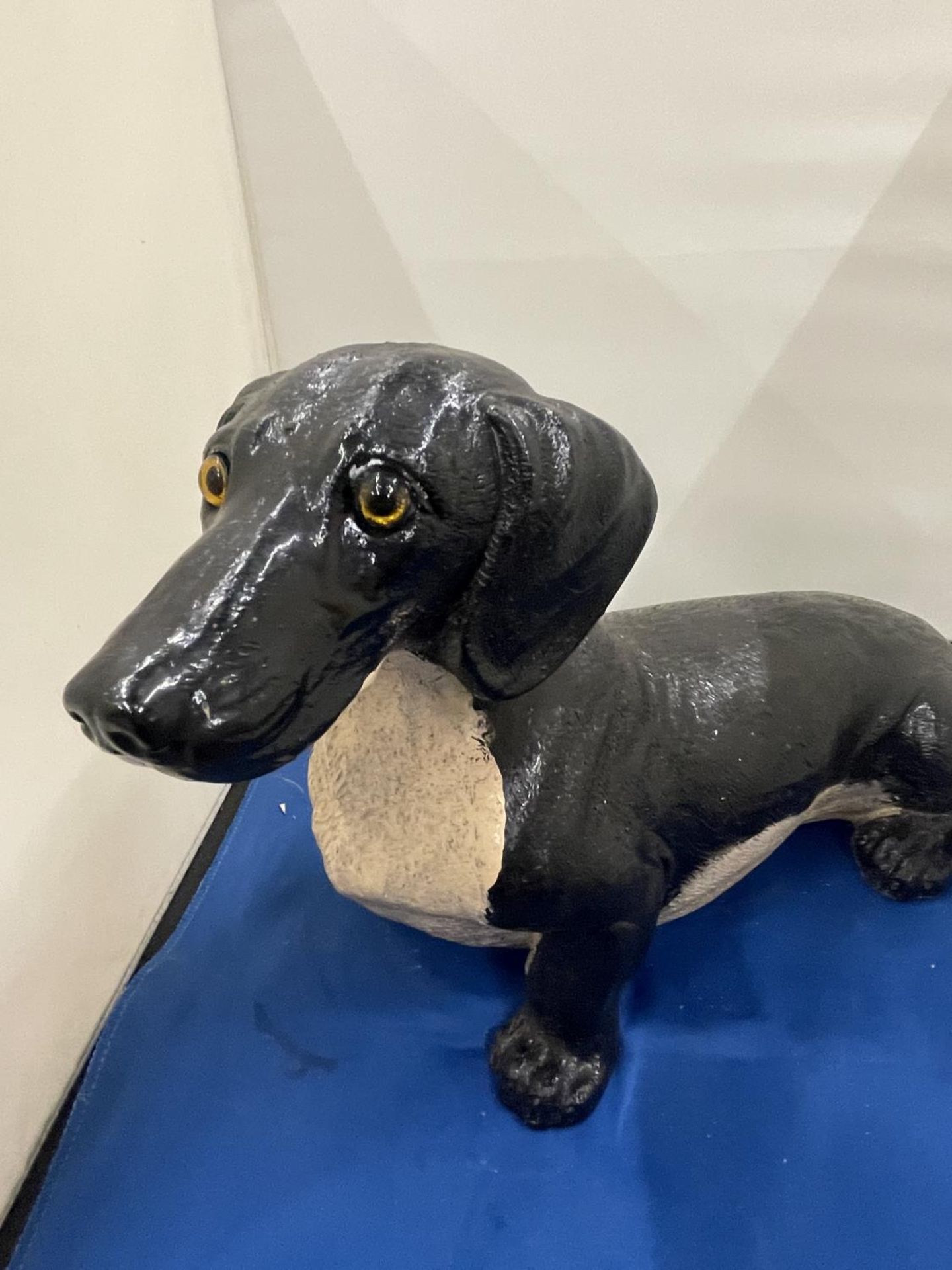 A LARGE FIGURE OF A DACHSHUND APPROXIMATELY 36CM IN LENGTH - Image 3 of 8
