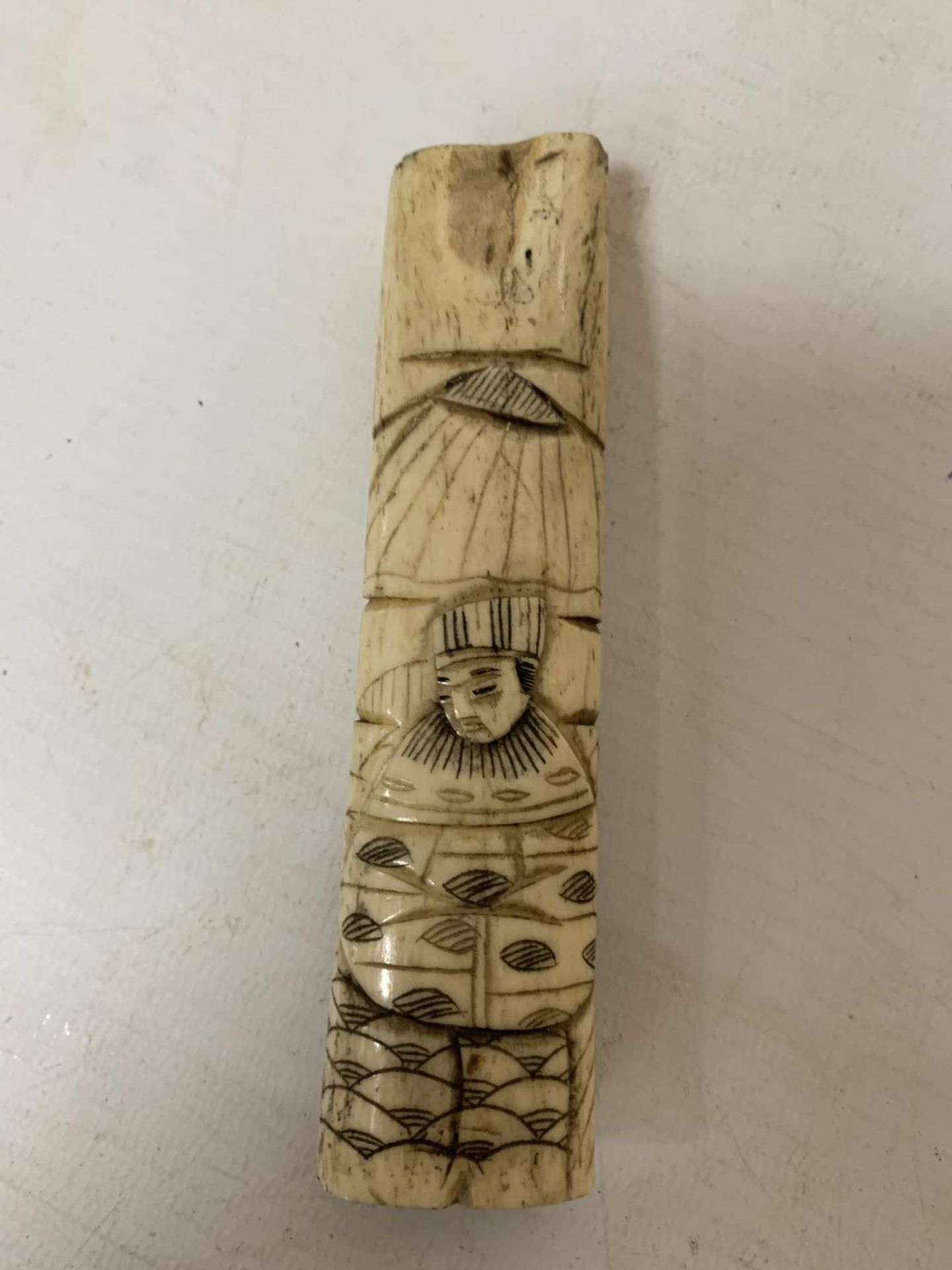 A POSSIBLE BONE HOLDER FOR A DAGGER WITH ORIENTAL CARVING - Image 2 of 4