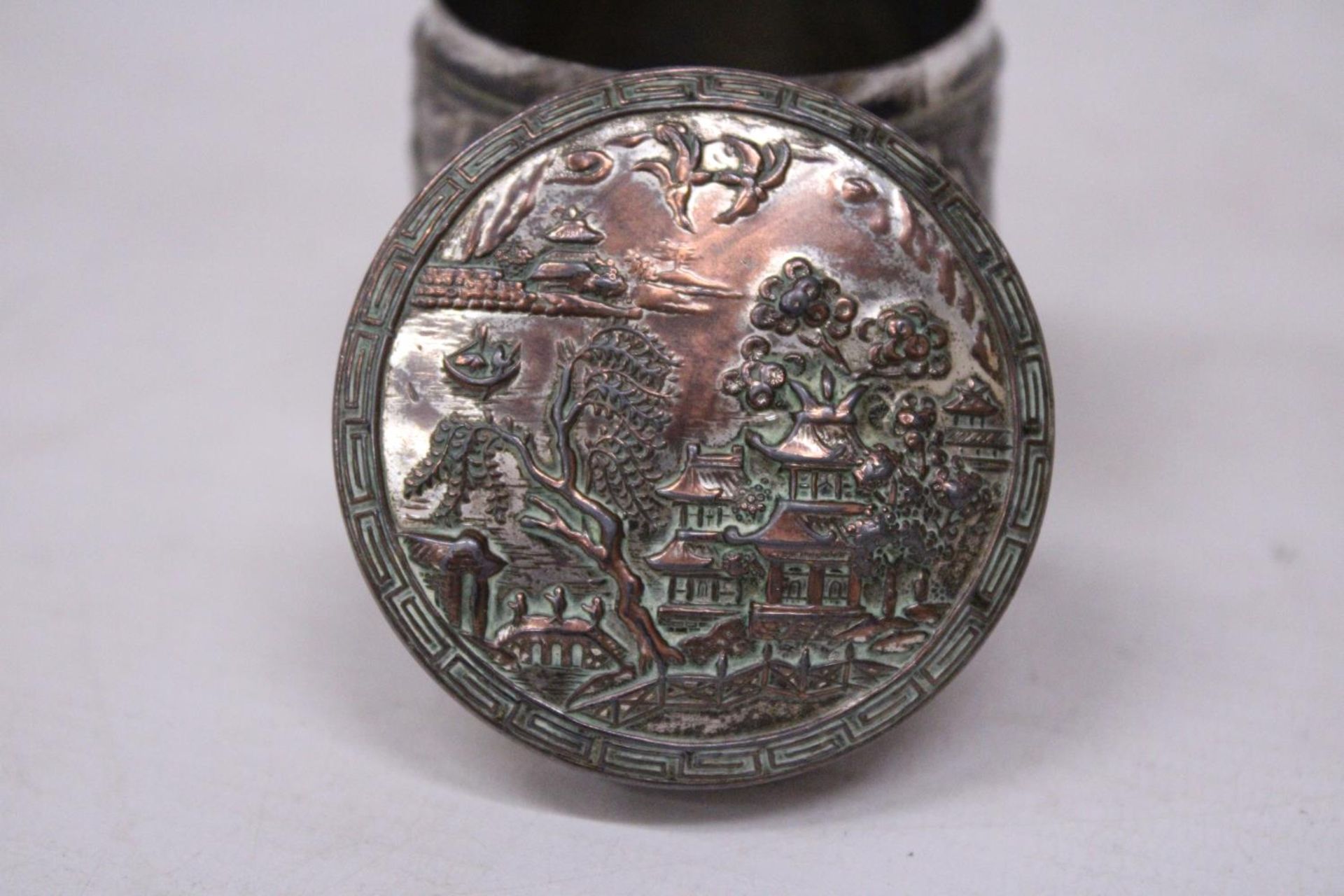 A VINTAGE (POSSIBLY BRONZE) ORIENTAL ASHTRAY WITH DRAGON DESIGN TOGETHER WITH A WHITE METAL LIDDED - Image 4 of 6