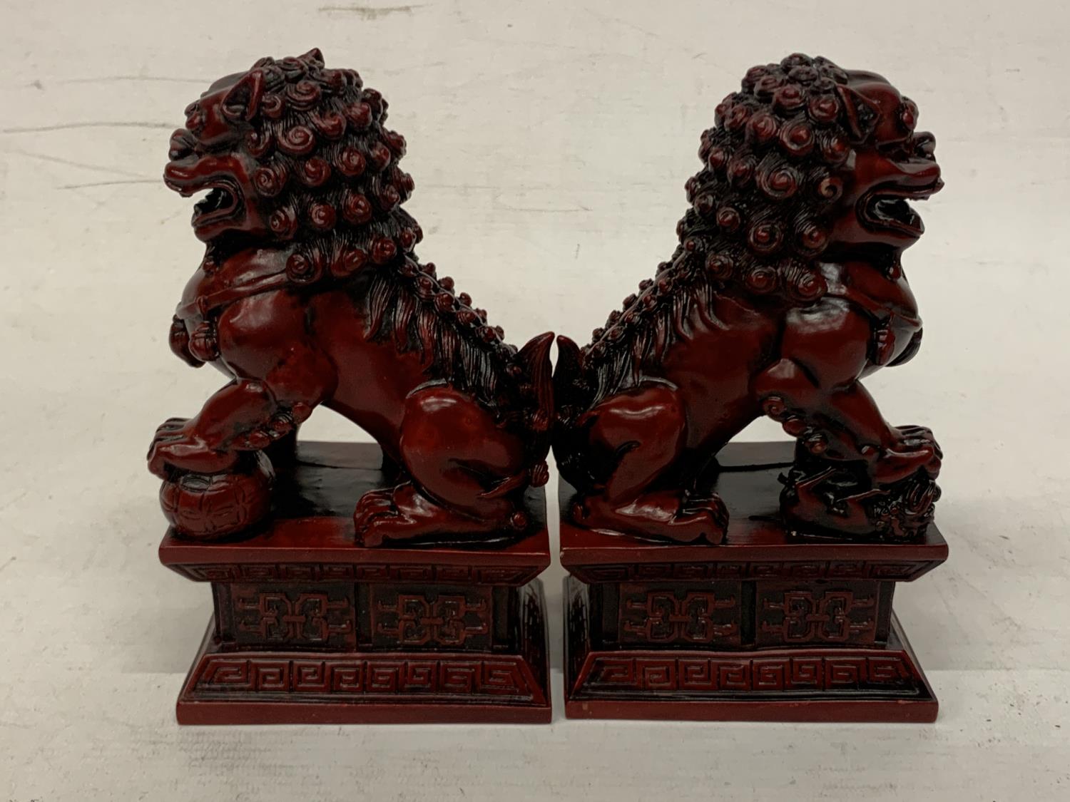 A PAIR OF VINTAGE MAJESTIC ASIAN RED FOO DOG FIGURES - APPROX 28 CM - Image 2 of 3