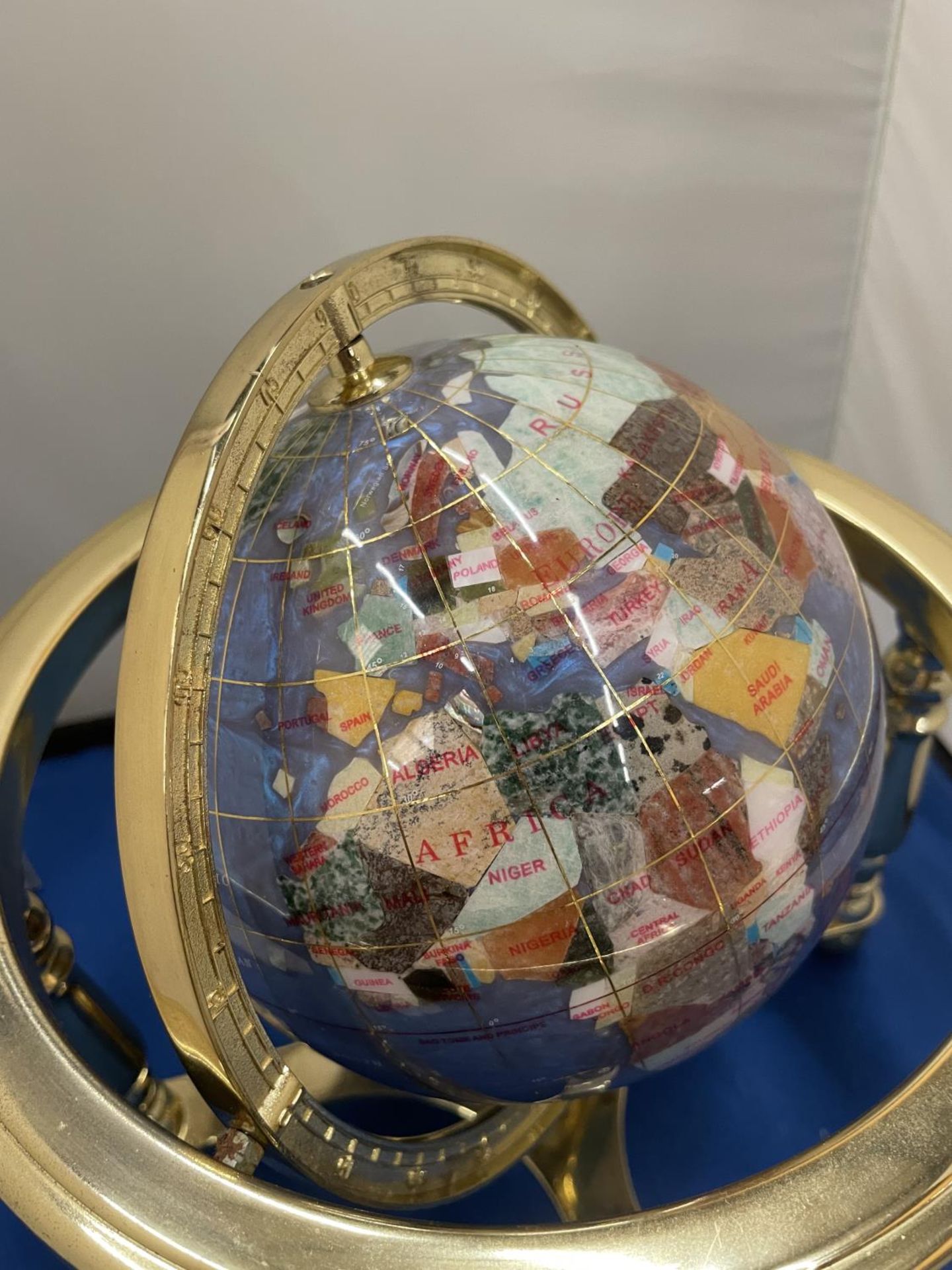 A GLOBE MADE UP OF SEMI PRECIOUS STONES ON A BRASS COLOURED BASE - Image 4 of 8