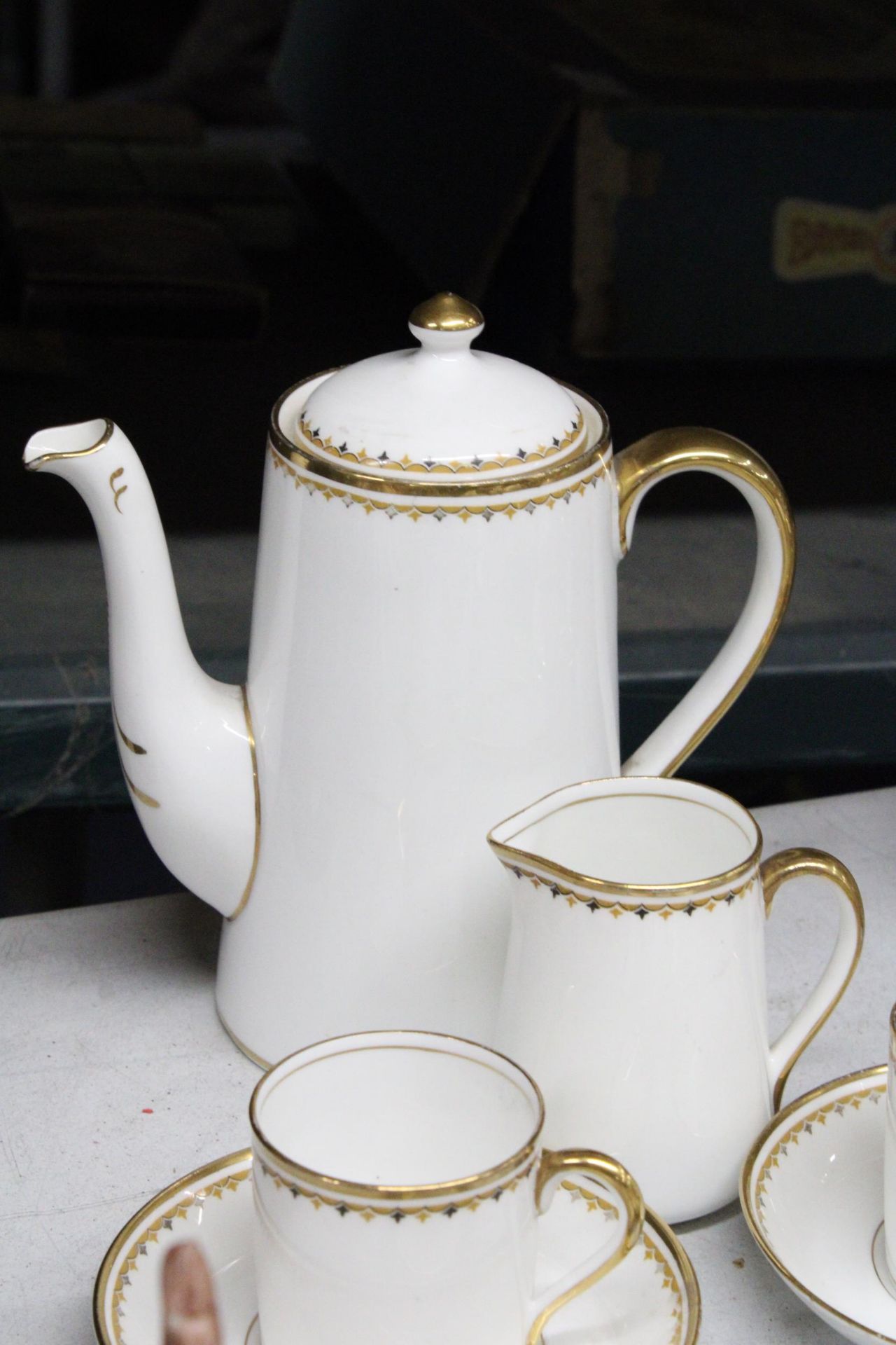 A QUANTITY OF TEAWARE TO INCLUDE PALLADIN CHINA CUPS, SAUCERS, SIDE PLATES AND A CAKE PLATE, PLUS AN - Image 5 of 6