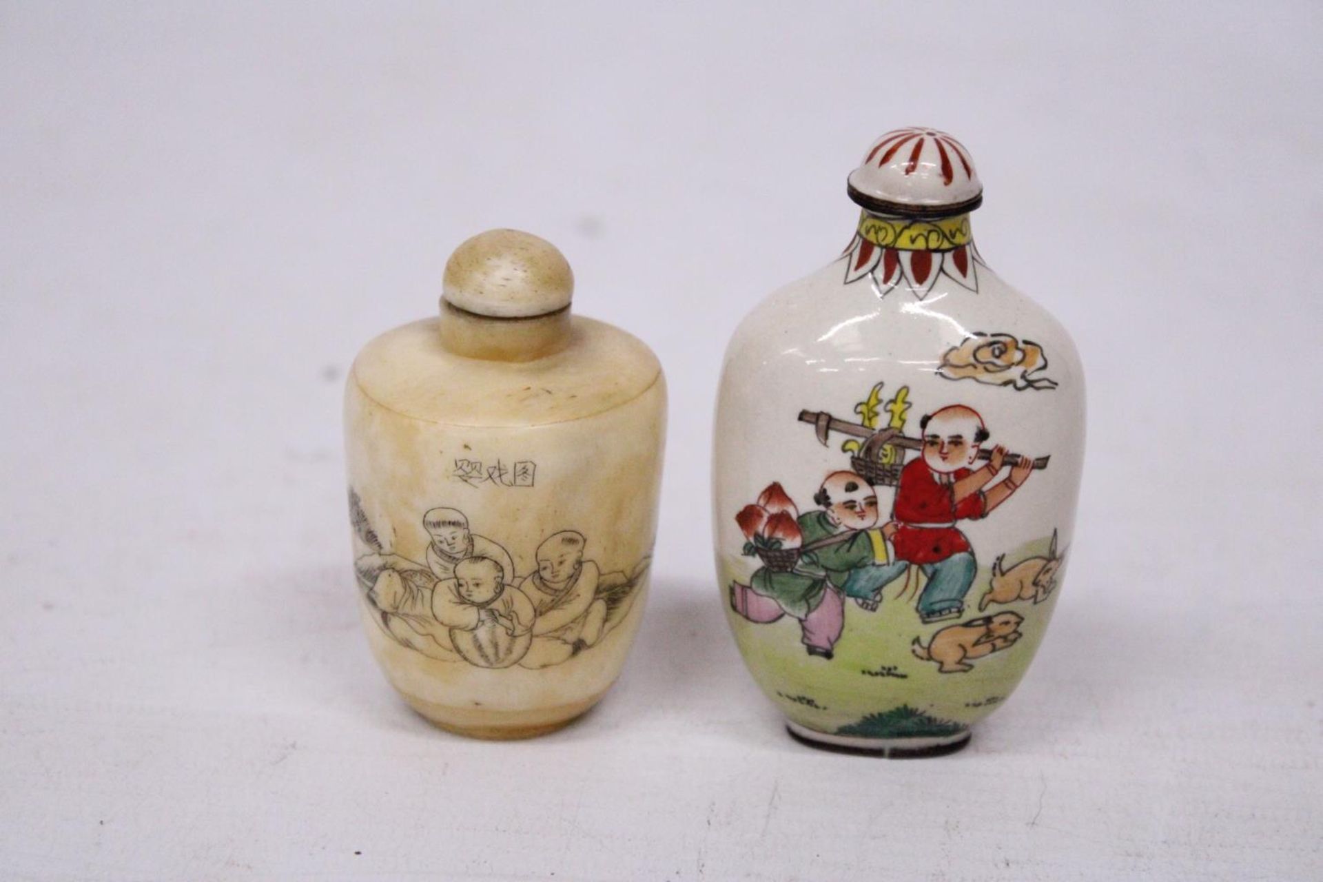 AN ANTIQUE CHINESE CLOISONNE ENAMELLED SNUFF/SCENT BOTTLE SIGNED TO THE BASE PLUS A VINTAGE - Image 3 of 7