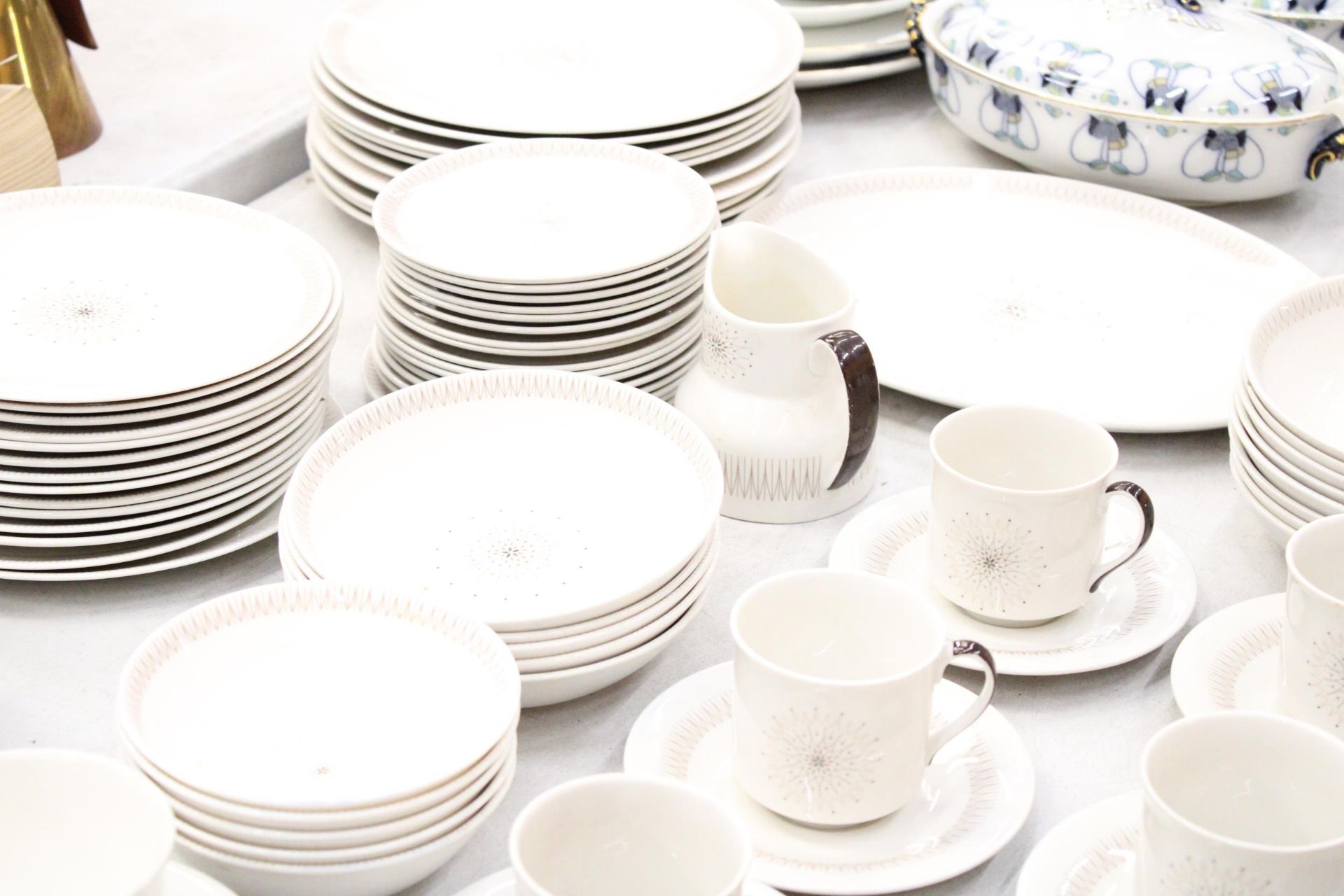 A LARGE ROYAL DOULTON "MORNING STAR" DINNER SERVICE TO INCLUDE CUPS, SAUCERS, PLATES, TEA POT, JUG - Image 6 of 6