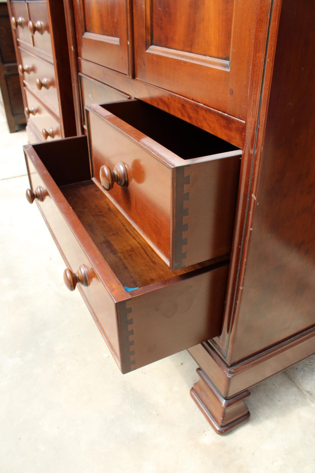 A SIMON HORN NURSERY COLLECTION PRESS STYLE TWO DOOR CUPBOARD WITH TWO SHORT AND TWO LONG DRAWERS TO - Bild 4 aus 4