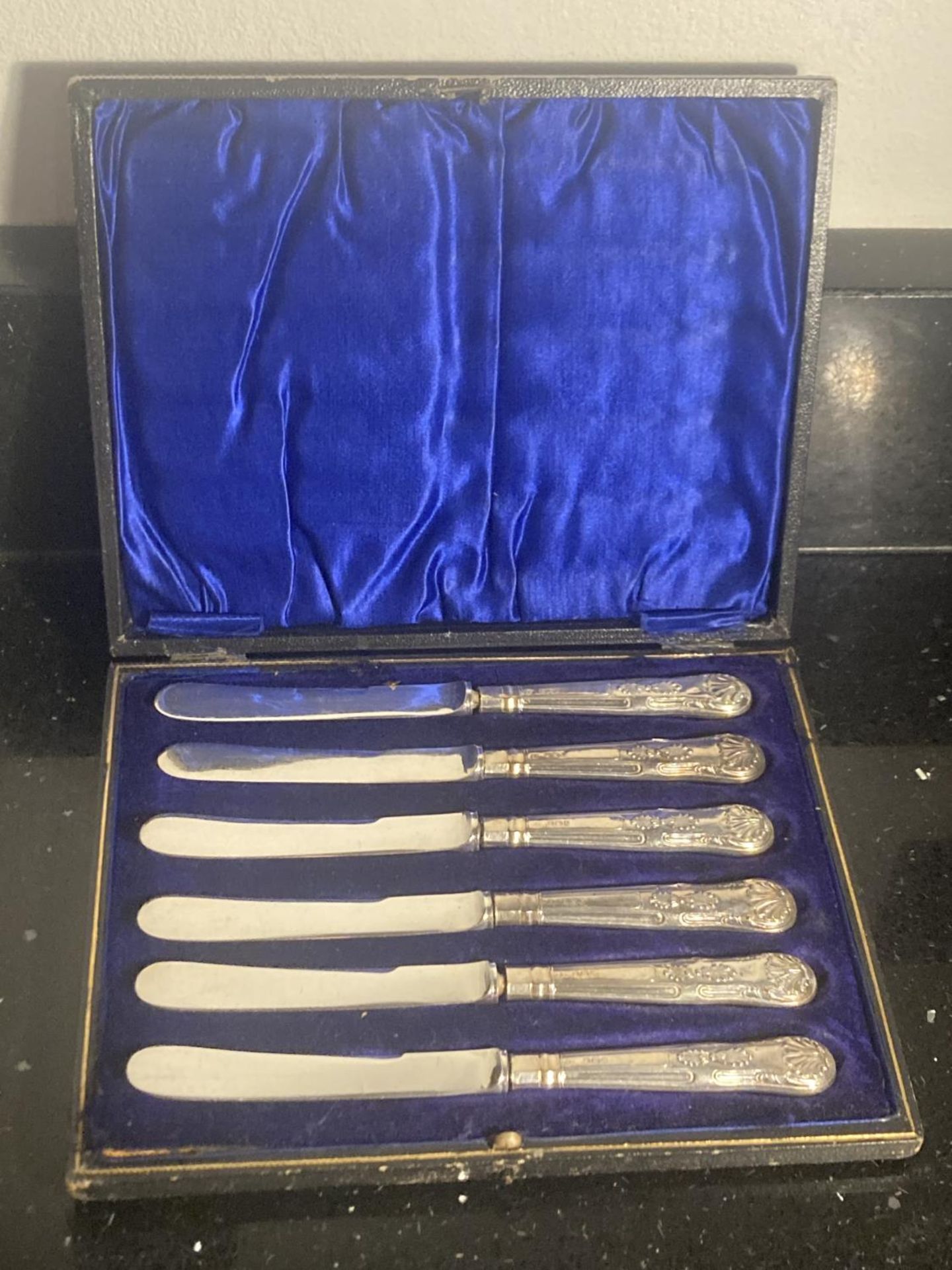 A SET OF SIX HALLMARKED SHEFFIELD SILVER HANDLED BUTTER KNIVES IN A PRESENTATION BOX