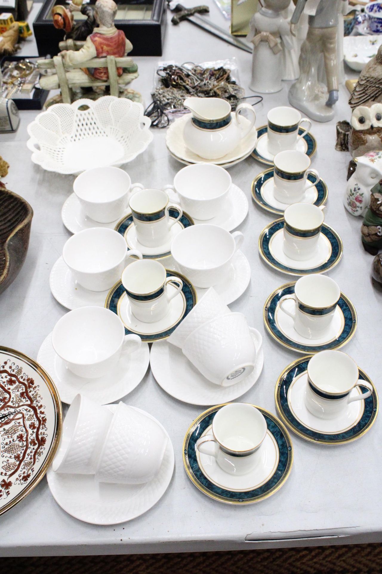 A MIXED LOT OF CUPS AND SAUCERS, JUG AND BOWLS TO INCLUDE ROYAL DOULTON "BILTMORE" AND SPODE WARE