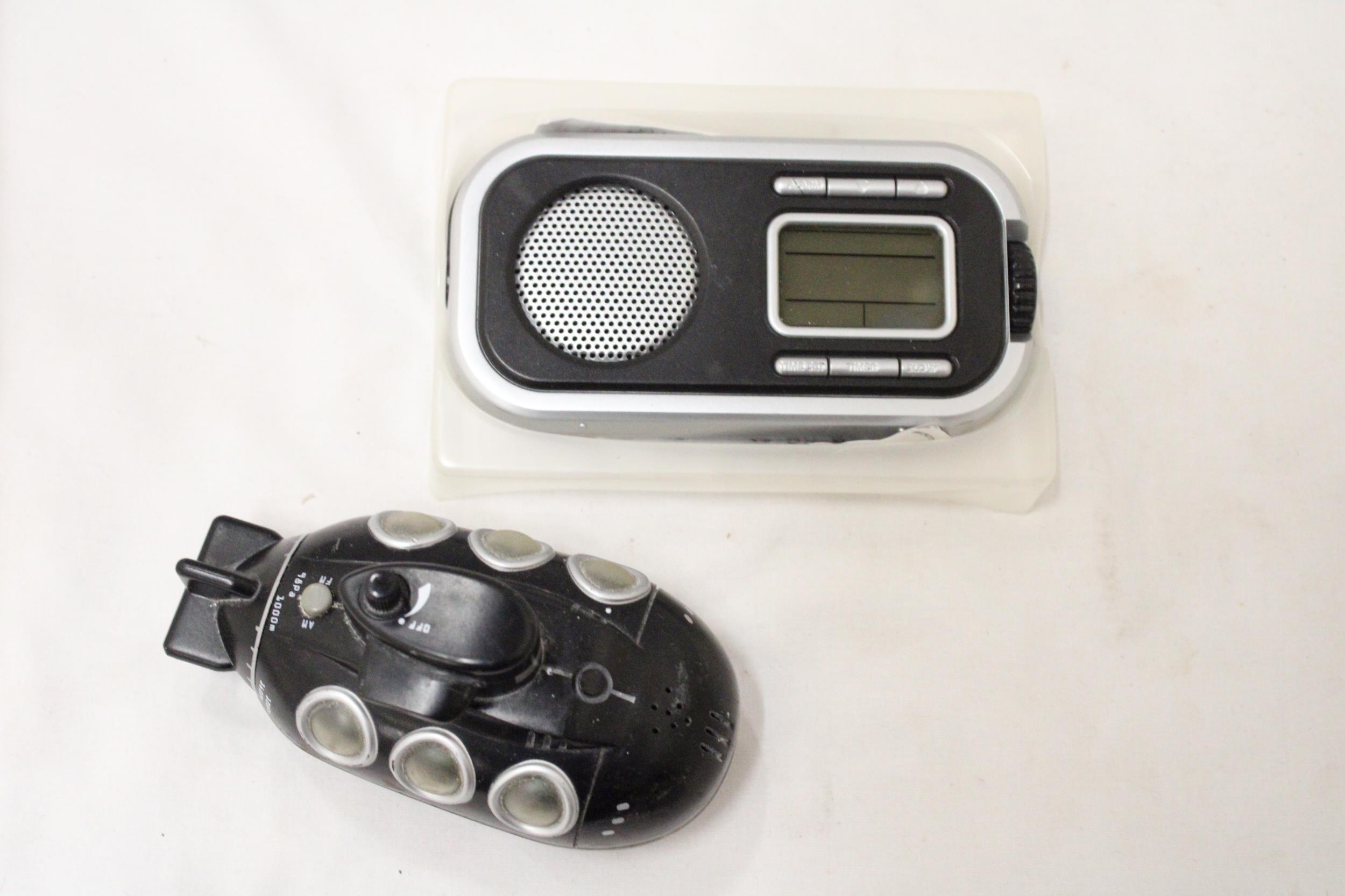 A VINTAGE UNUSUAL PALADONE SUBMARINE RADIO PLUS AN AS NEW ONE WORLD CLOCK/RADIO - Image 2 of 7