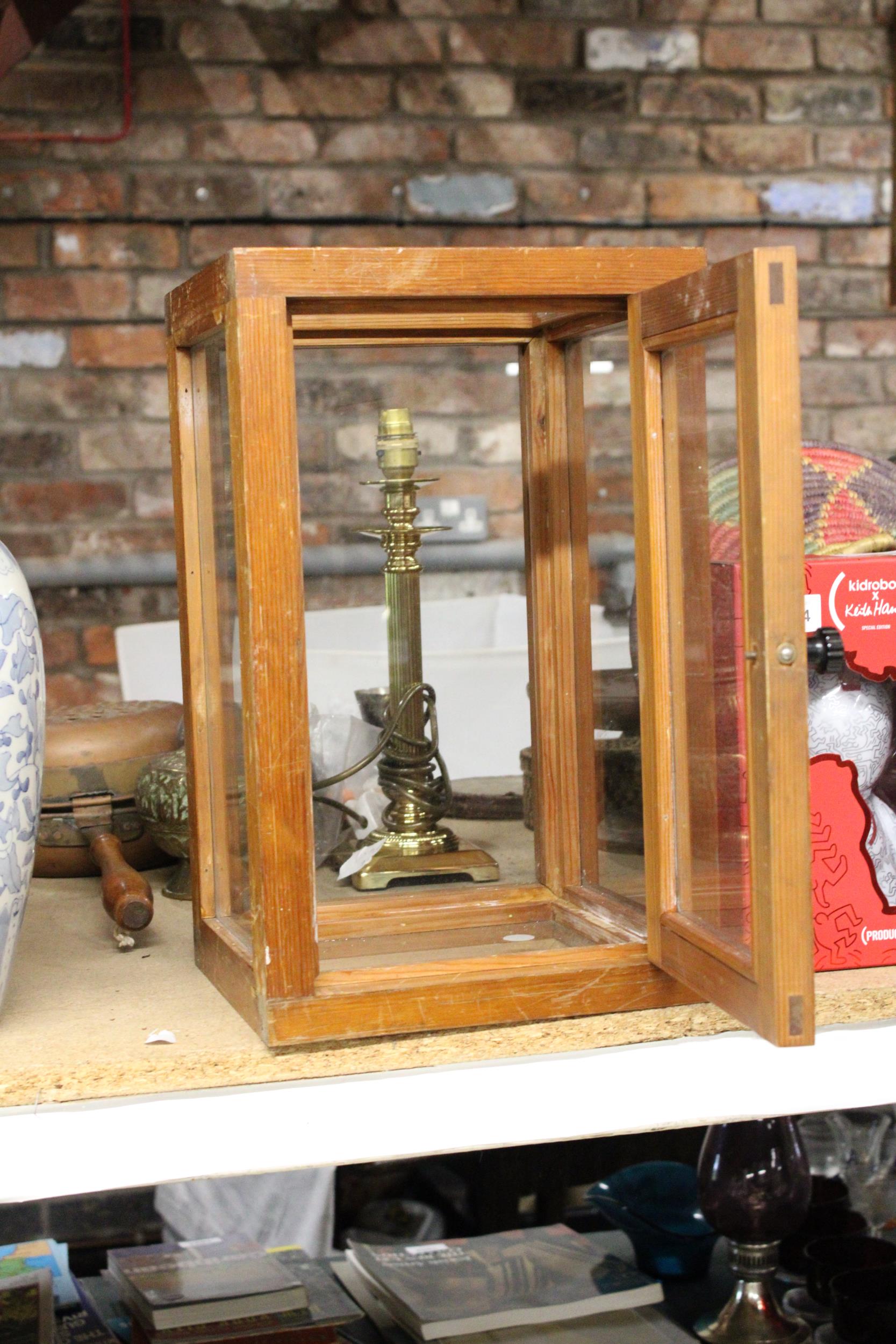 A VINTAGE WOOD AND GLASS DISPLAY CABINET - Image 5 of 5