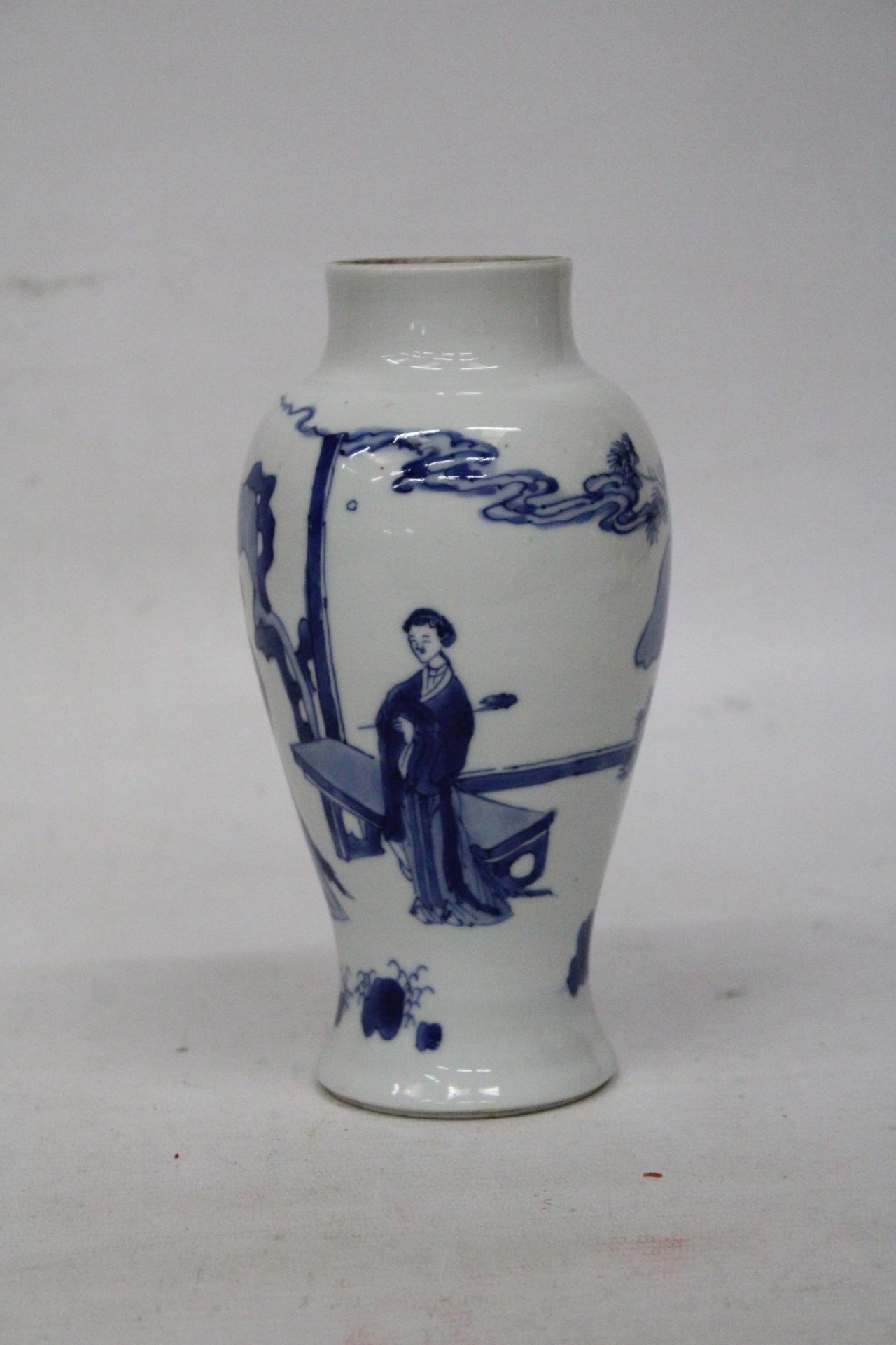 A CHINESE KANGXI PERIOD (1661 - 1722) BLUE AND WHITE PORCELAIN VASE HEIGHT 19CM - Image 3 of 7