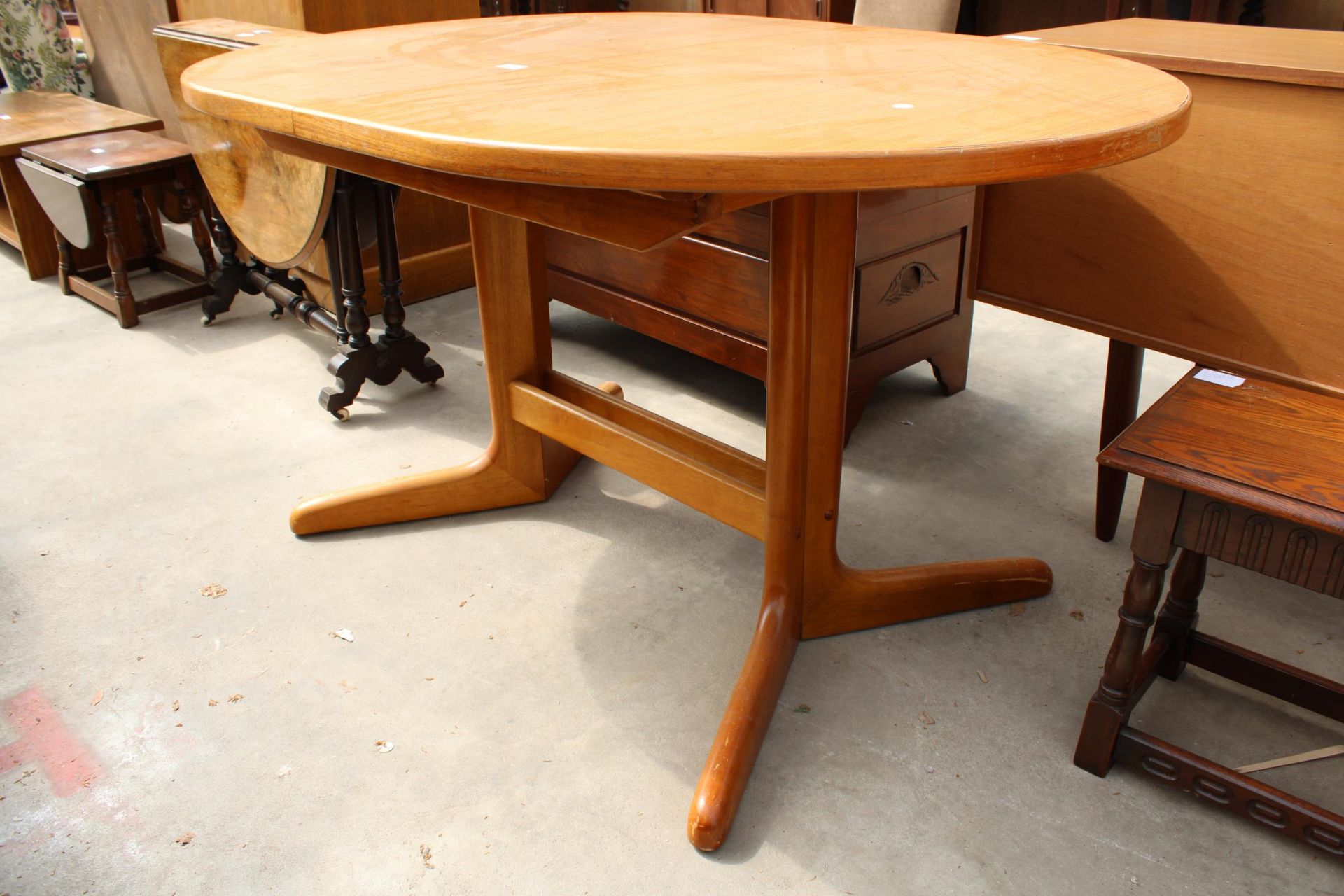 A RETRO TEAK EXTENDING DINING TABLE ON WHALE FIN LEGS, 52" X 36" (LEAF 14") - Image 2 of 2