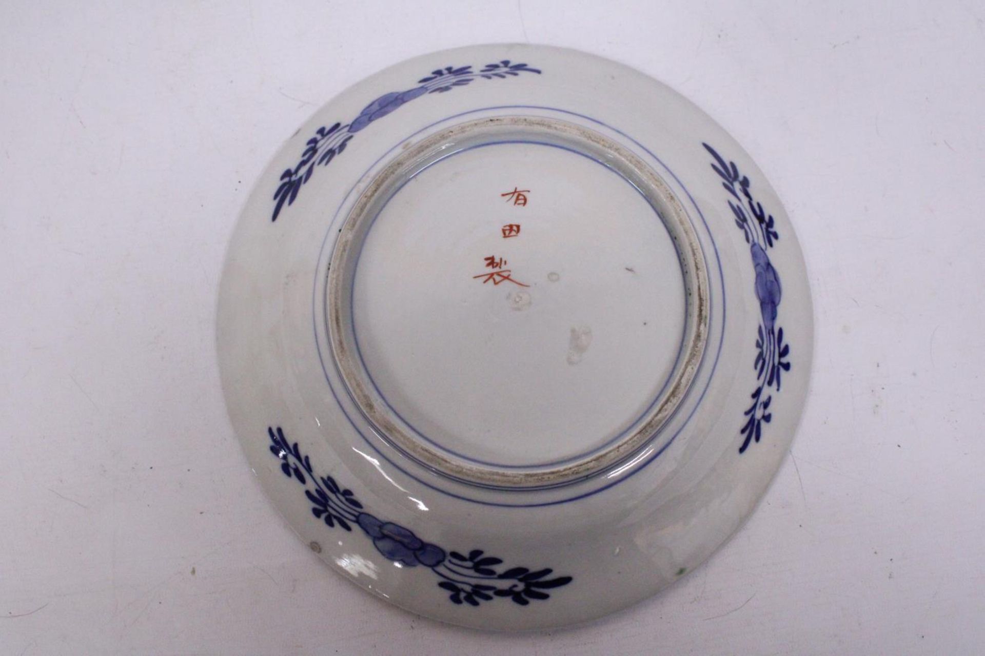 AN ANTIQUE JAPANESE IMARI PLATE - 27.5 CM WITH CHARACTER MARKS TO BASE - Image 4 of 5