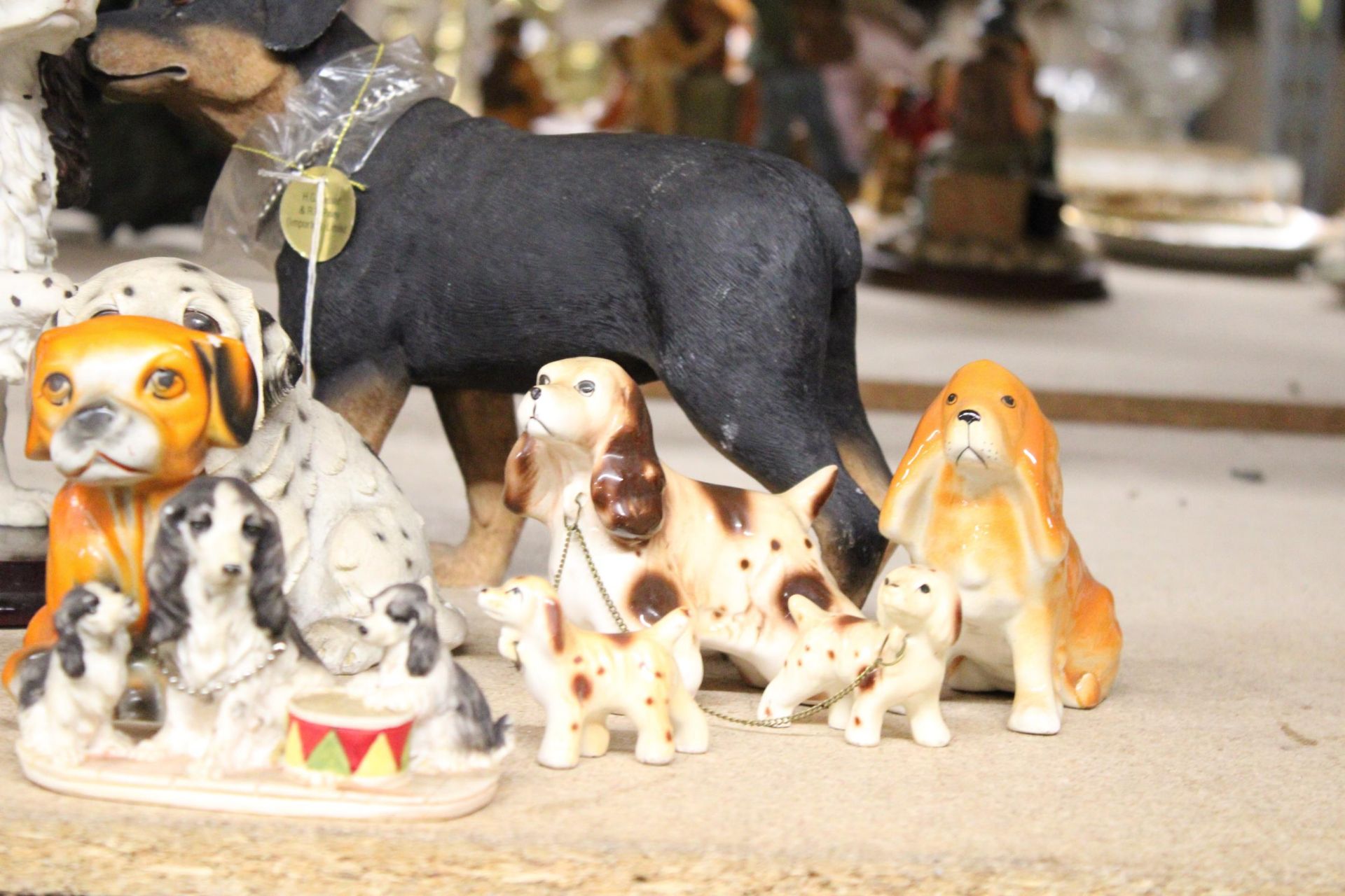 A COLLECTION OF RESIN AND CERAMIC DOG FIGURES, PLUS A TIGER - Image 3 of 5