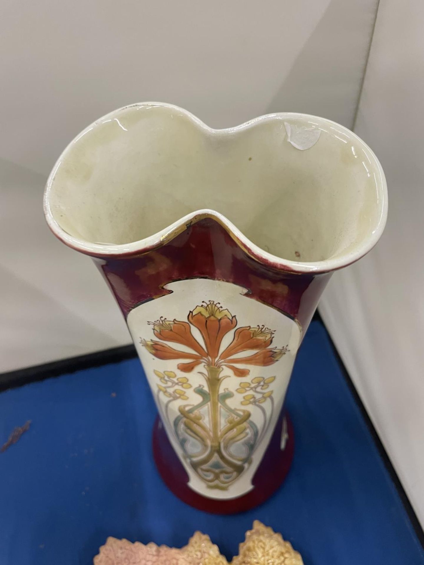 A LATE 19TH EARLY/20TH CENTURY TUBELINED ART NOUVEAU VASE AND A LEAF DISH - Bild 5 aus 12