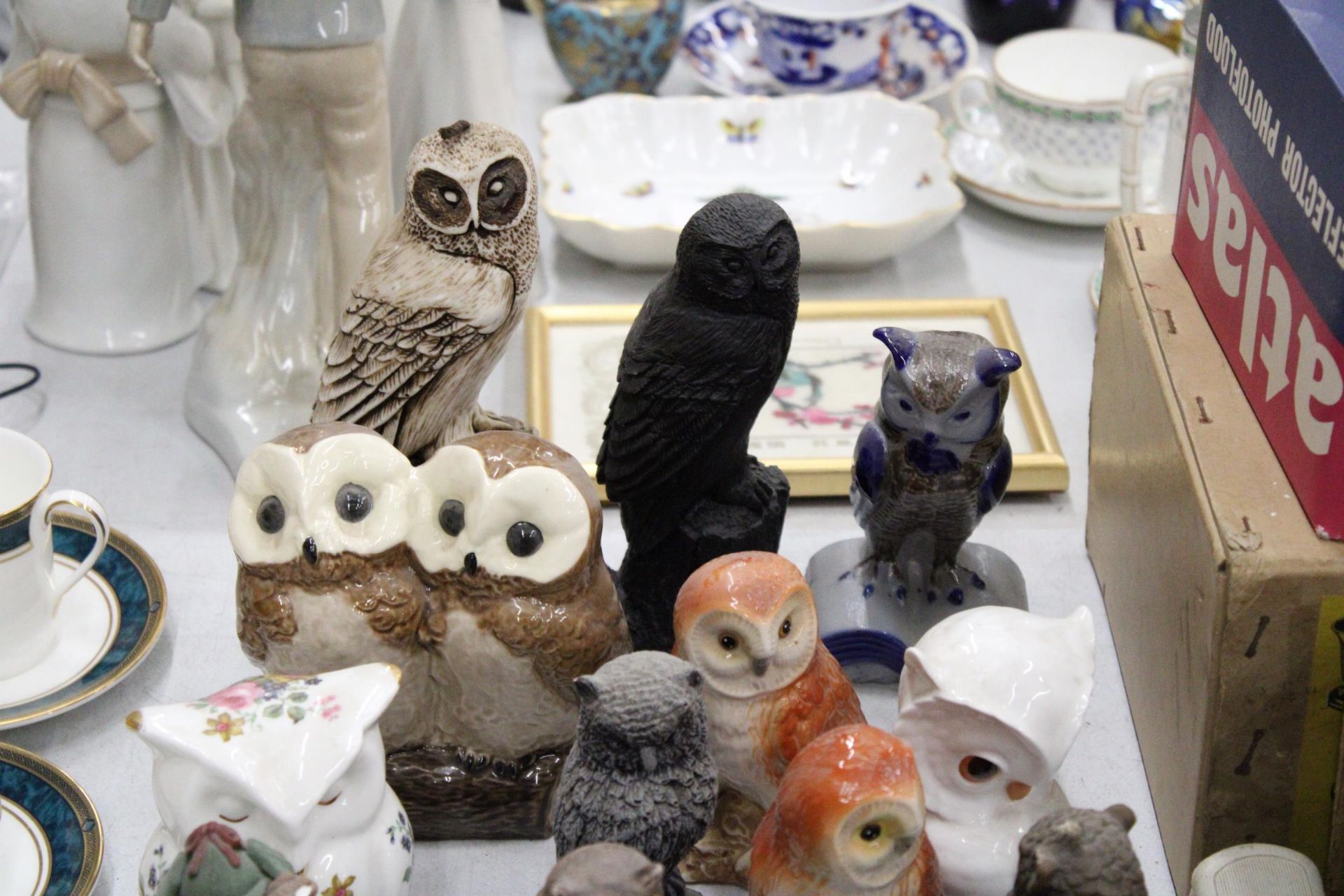 A COLLECTION OF APPROXIMATELY FOURTY OWL ORNAMENTS - Image 2 of 6