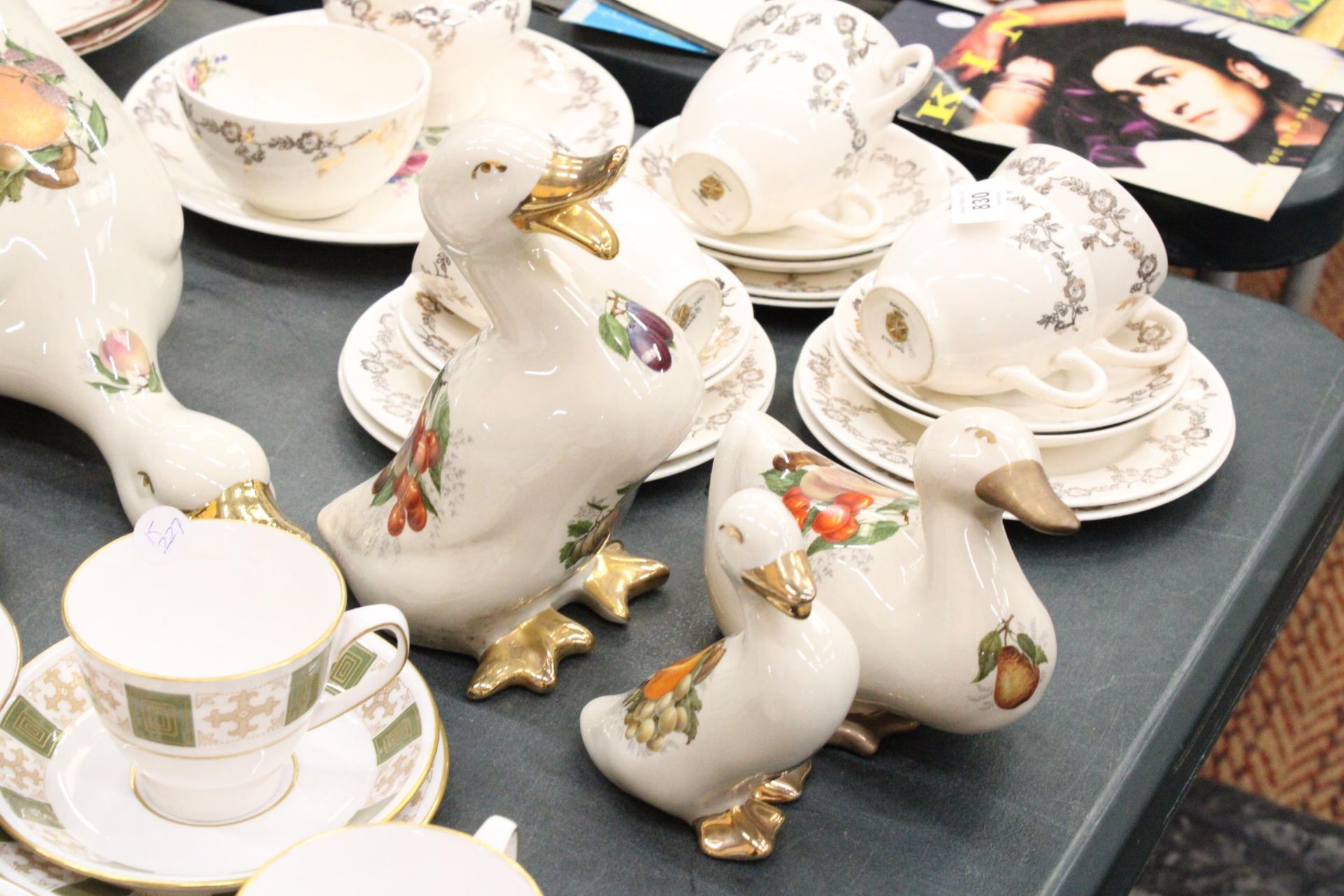 FIVE STAFFORDSHIRE CERAMIC 'FRUIT' DUCKS IN VARYING SIZES - Image 5 of 5