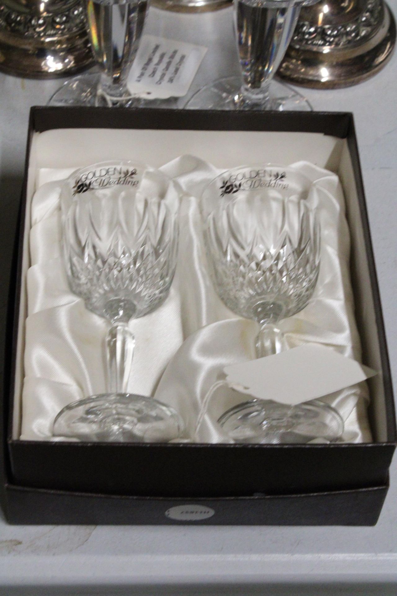 AN ASSORTMENT OF ITEMS TO INCLUDE A PAIR OF ROYAL LIMITED CZECH REPUBLIC CRYSTAL CANDLE STICKS, - Image 2 of 5