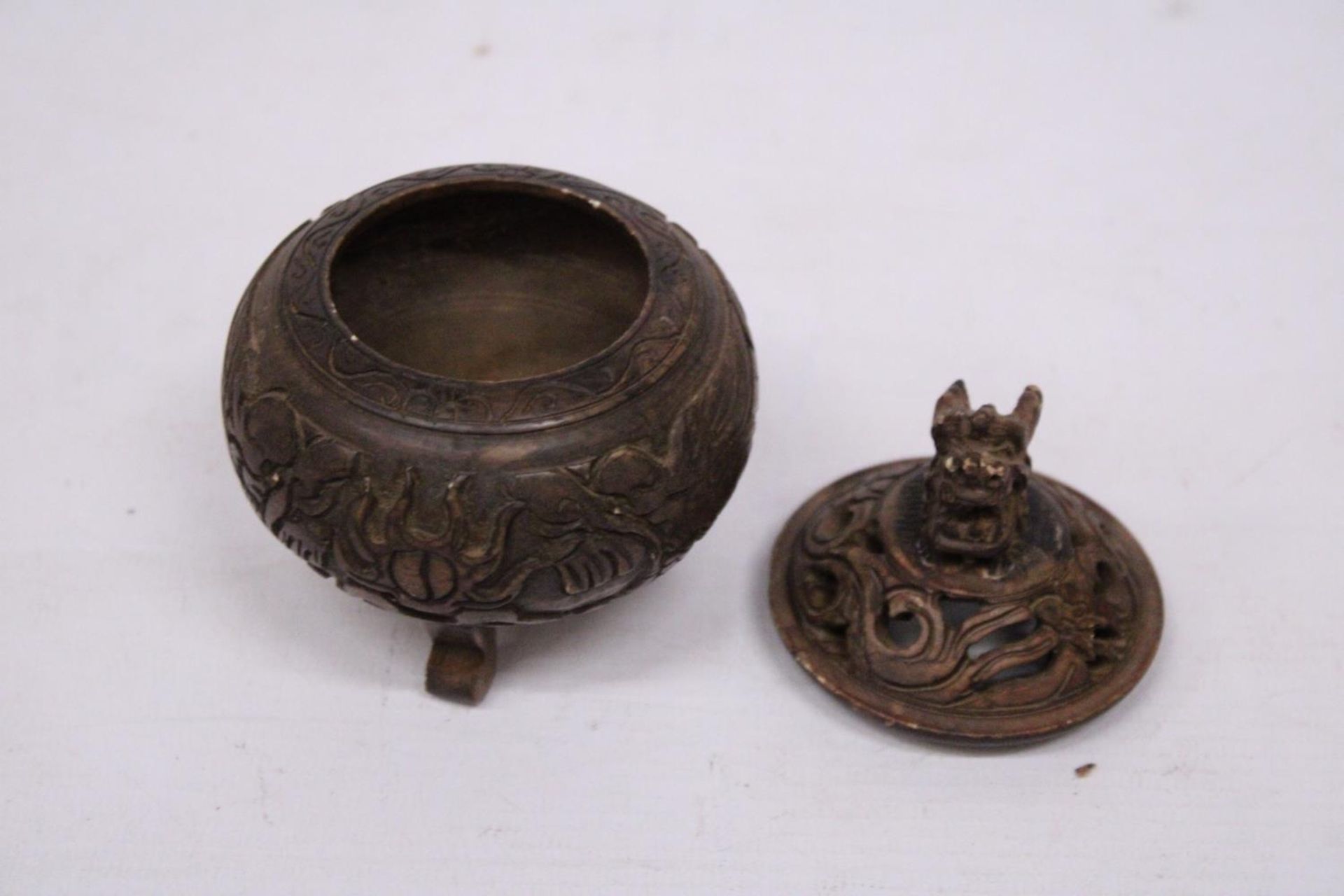 A METAL (POSSIBLY BRONZE) TRIPOD INCENSE HOLDER WITH FOO DOG FINIAL - Image 5 of 9