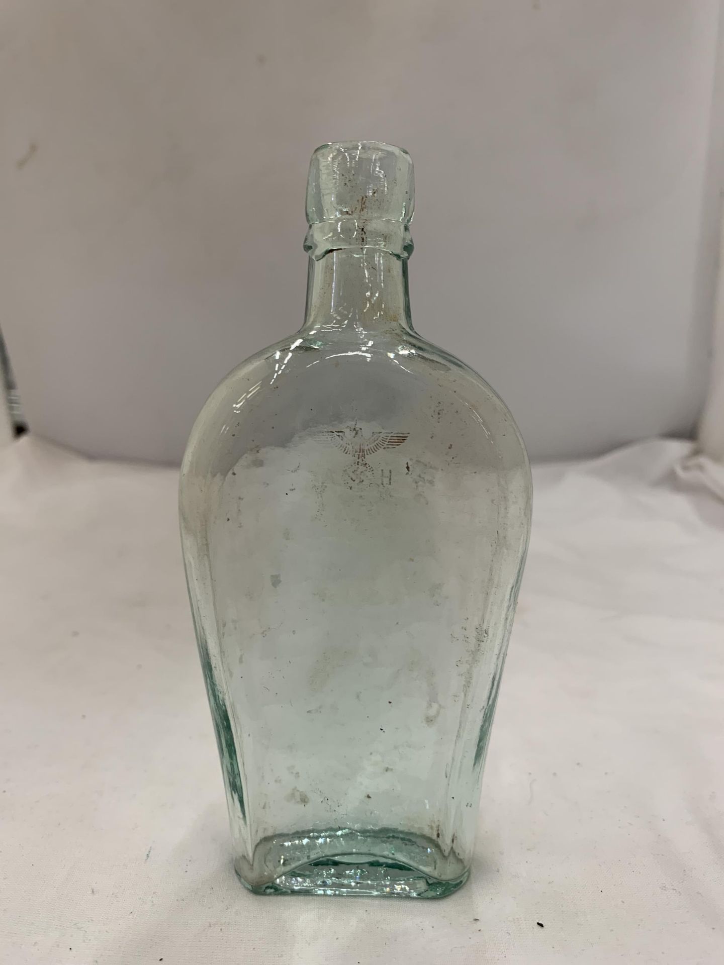 A VINTAGE GERMAN BOTTLE WITH A GOLD SWASTIKA - Image 6 of 8