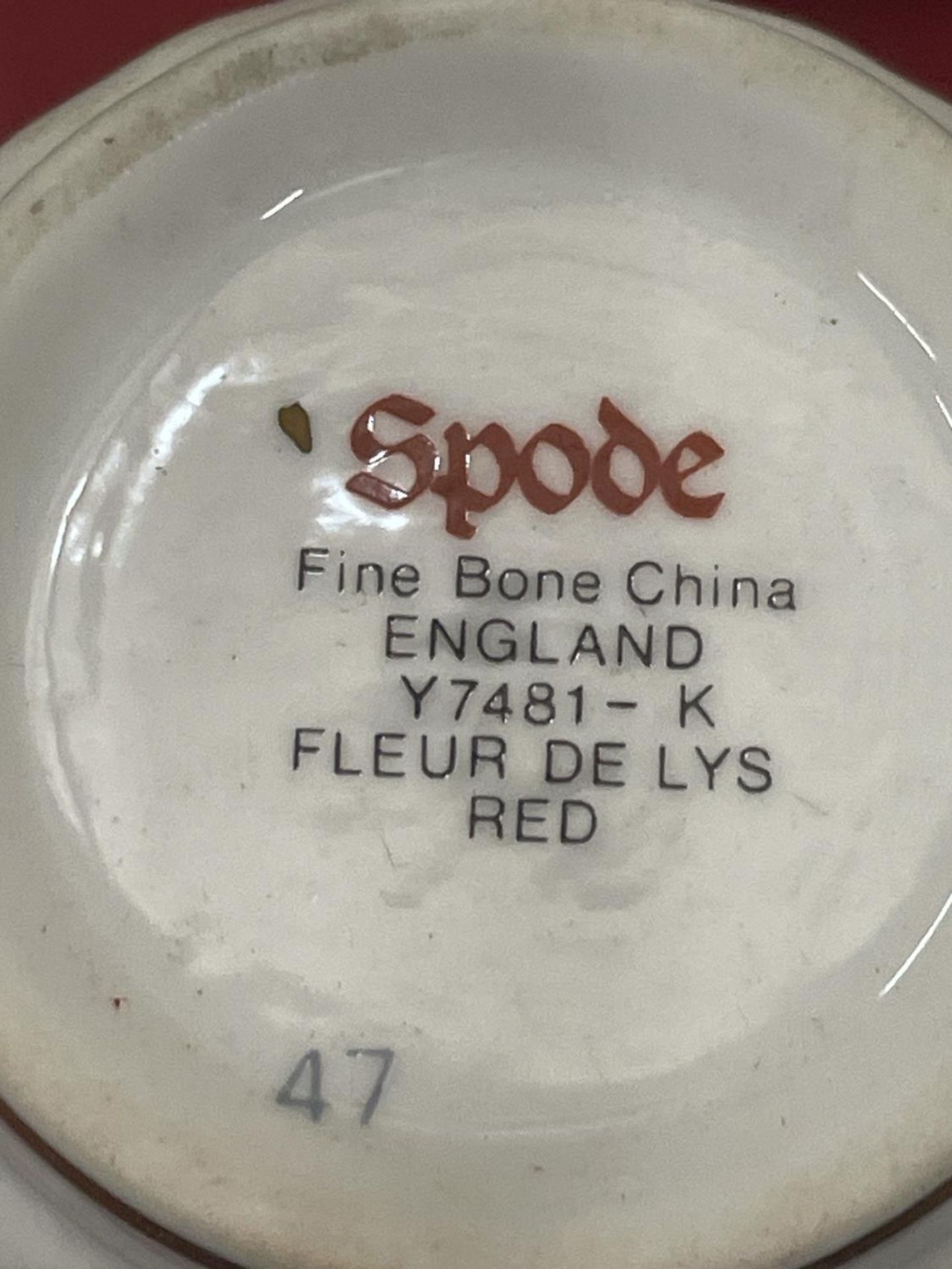 A SET OF SIX SPODE CUPS AND SAUCERS FLEUR DE LYS RED IN A PRESENTATION BOX - Image 7 of 8