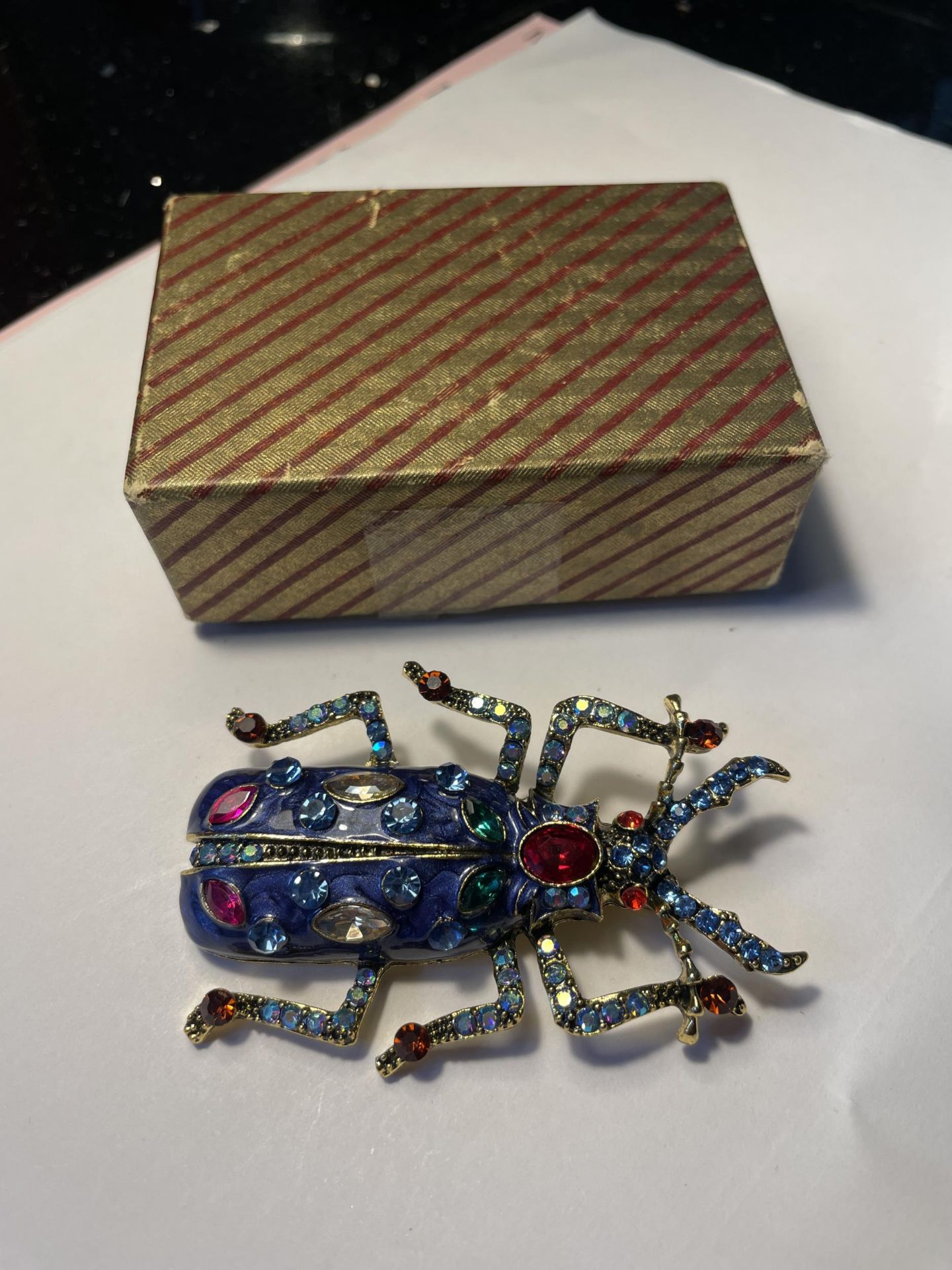 A VINTAGE BEETLE BROOCH WITH COLOURED STONES IN A PRESENTATION BOX