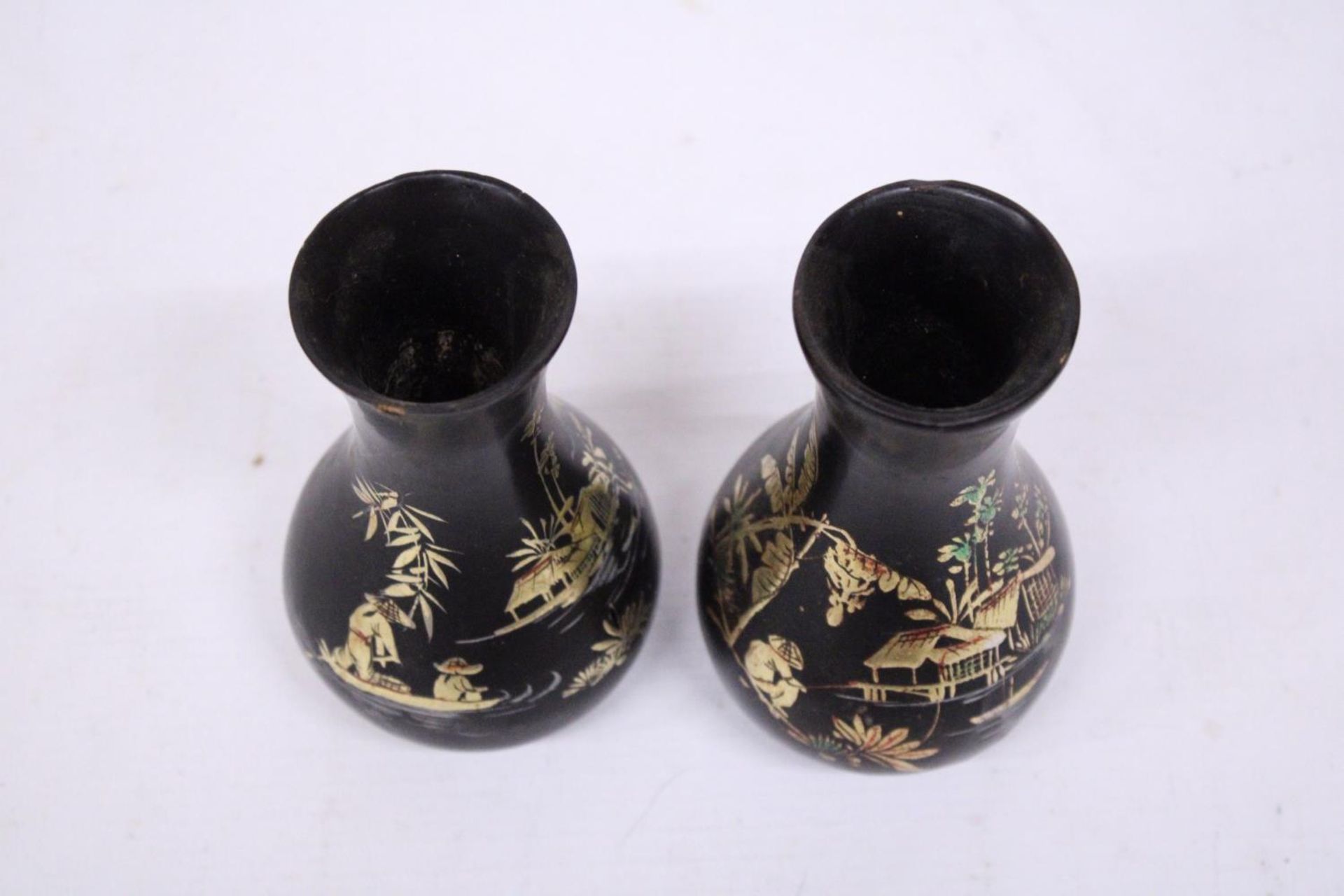 A PAIR OF FOOTED WOODEN LACQUER VASES WITH ORIENTAL SCENES - 14 CM (H) - Image 5 of 5