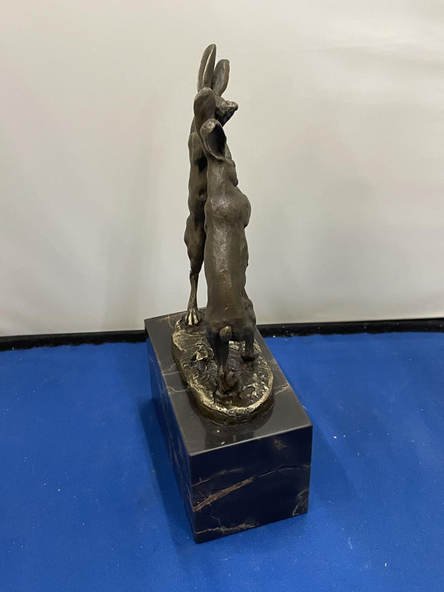 A PAIR OF BRONZE BOXING HARES ON A MARBLE BASE - Image 3 of 6