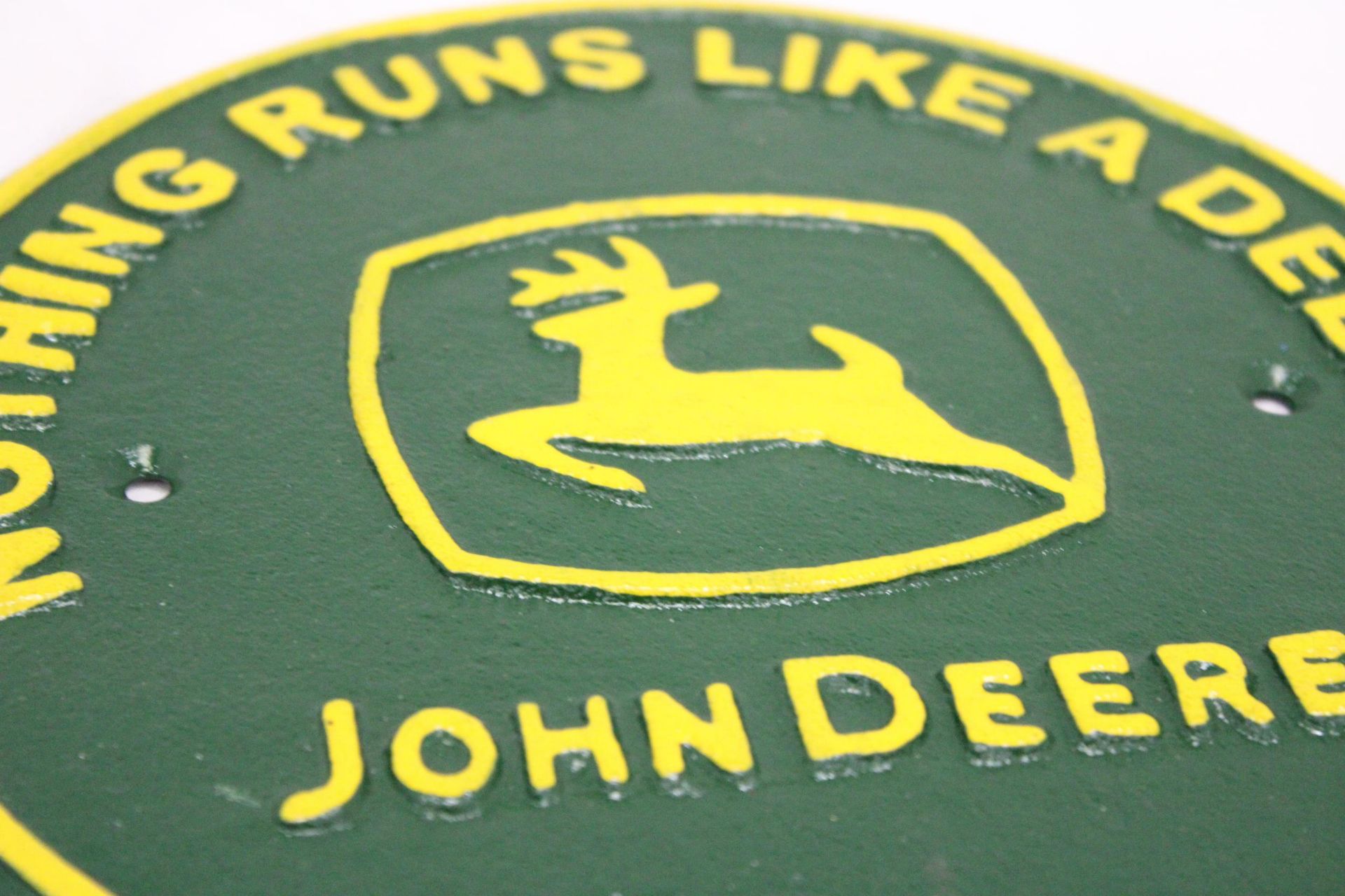 A CAST 'NOTHING RUNS LIKE A DEERE' CIRCULAR JOHN DEERE SIGN - Image 2 of 4