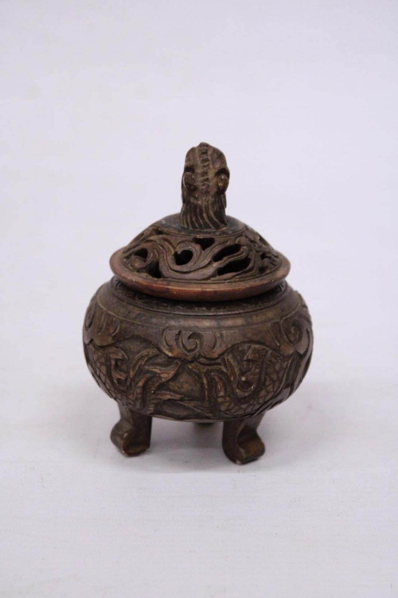 A METAL (POSSIBLY BRONZE) TRIPOD INCENSE HOLDER WITH FOO DOG FINIAL - Bild 3 aus 9
