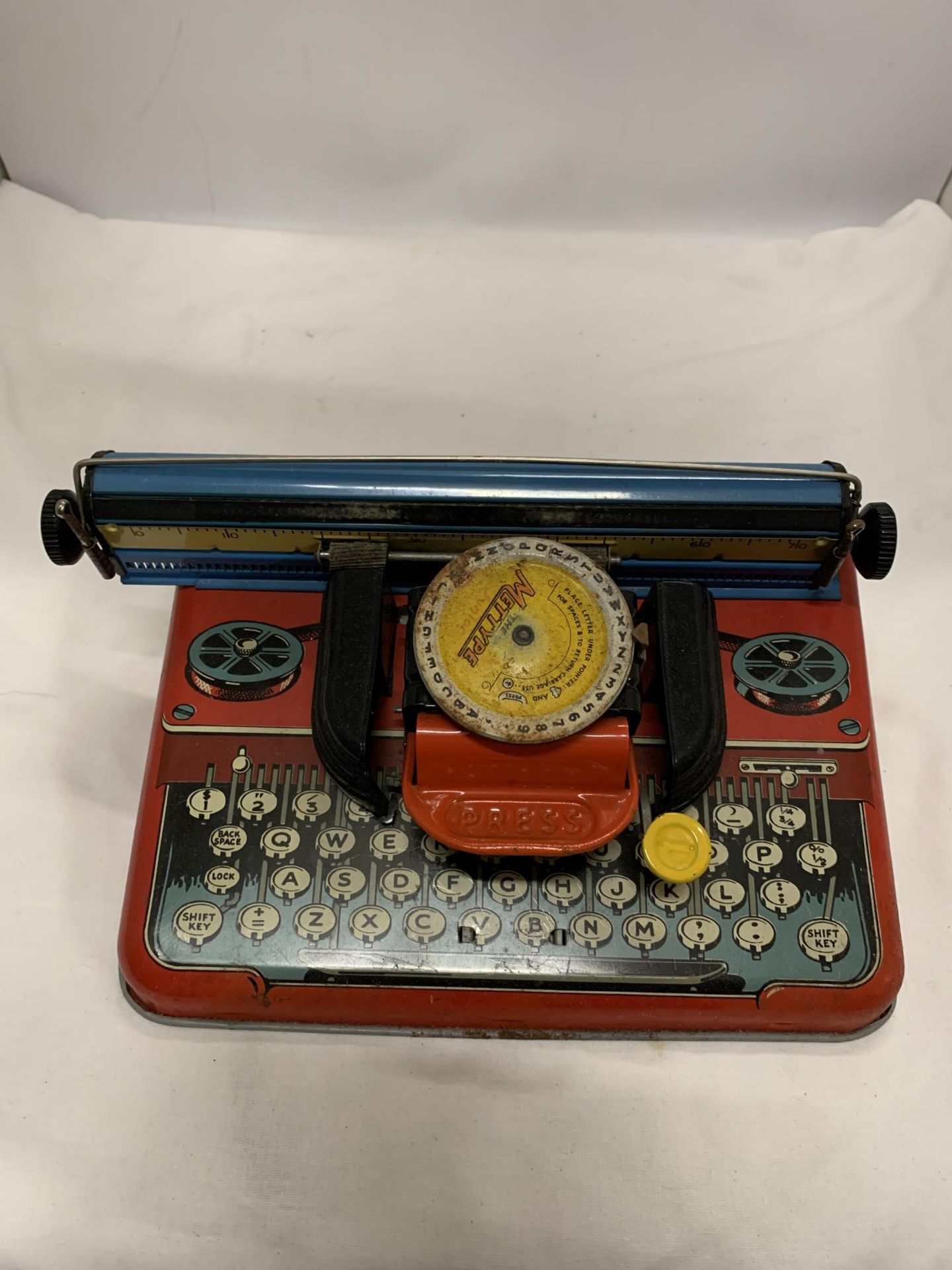 A 1950'S METTYPE JUNIOR TIN TOY TYPEWRITER IN ORIGINAL BOX - Bild 2 aus 5