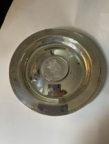 A HALLMARKED SHEFFIELD SILVER DISH WITH A COMMEMORATIVE CROWN IN THE CENTRE