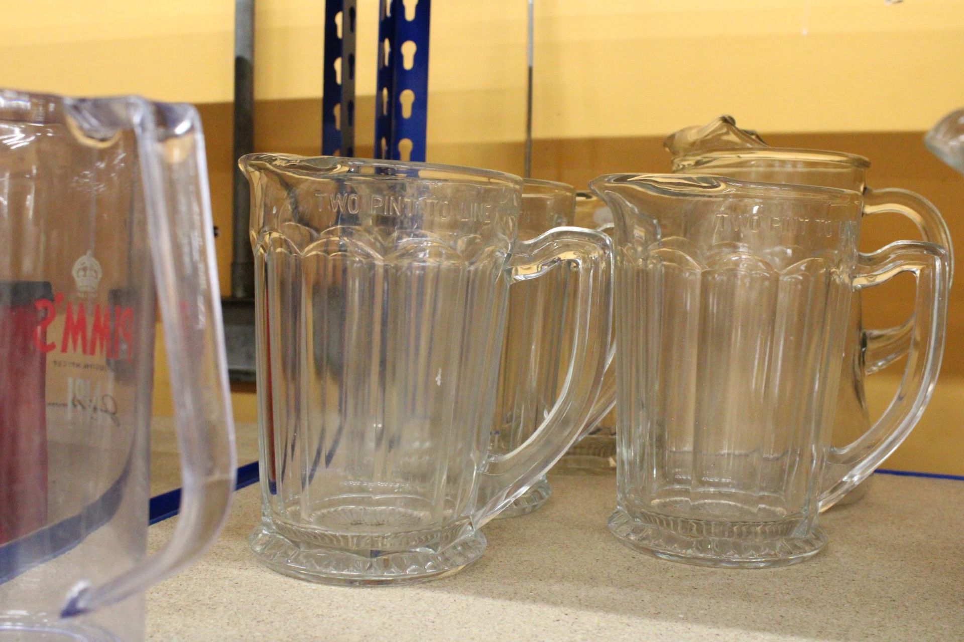 FIVE CHUNKY GLASS TWO PINT BEER JUGS, ONE FOUR PINT PLUS ONE PIMMS - Bild 4 aus 4
