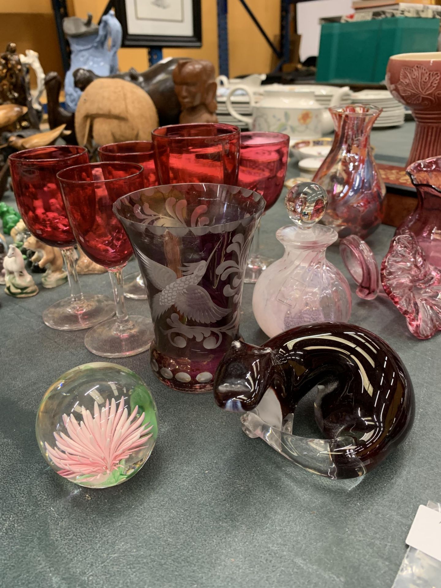 A COLLECTION OF CRANBERRY GLASSWARE TO INCLUDE GLASSES AND VASES, PLUS PAPERWEIGHTS, A PEN BOX, - Image 4 of 4