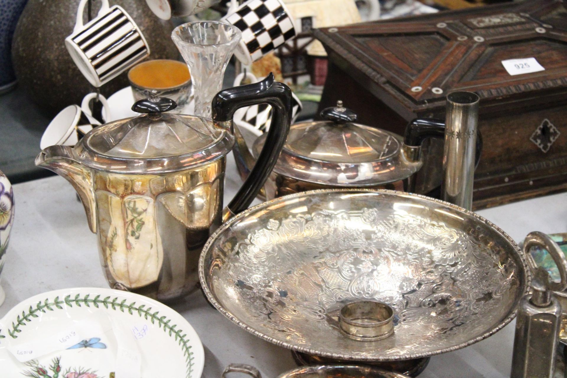 A QUANTITY OF SILVER PLATED ITEMS TO INCLUDE A COFFEE AND TEAPOT, FOOTED BOWL, BUD VASE, JUG, - Image 5 of 6