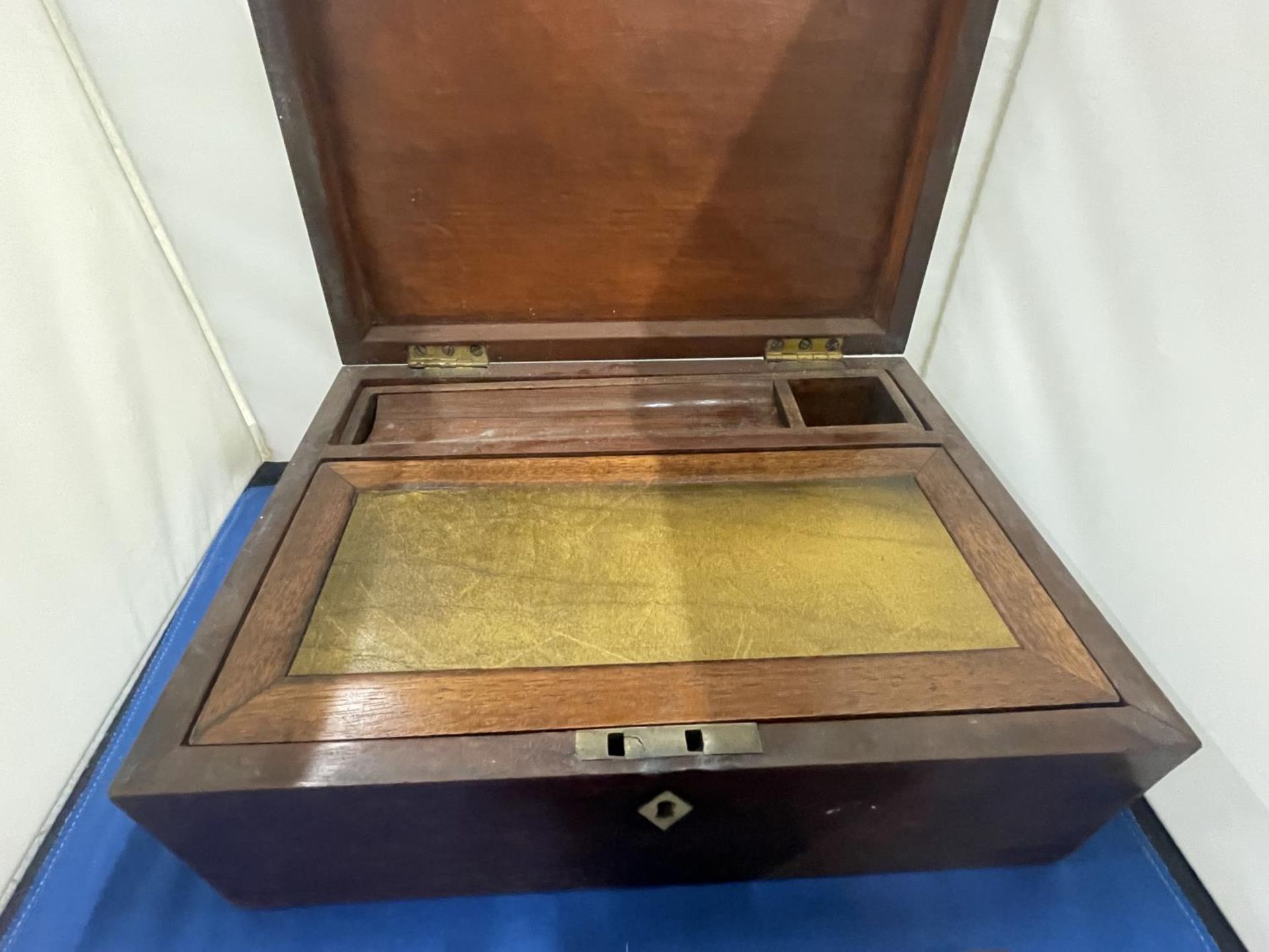 A MAHOGANY WRITING SLOPE AND CARD BOX - Image 6 of 6