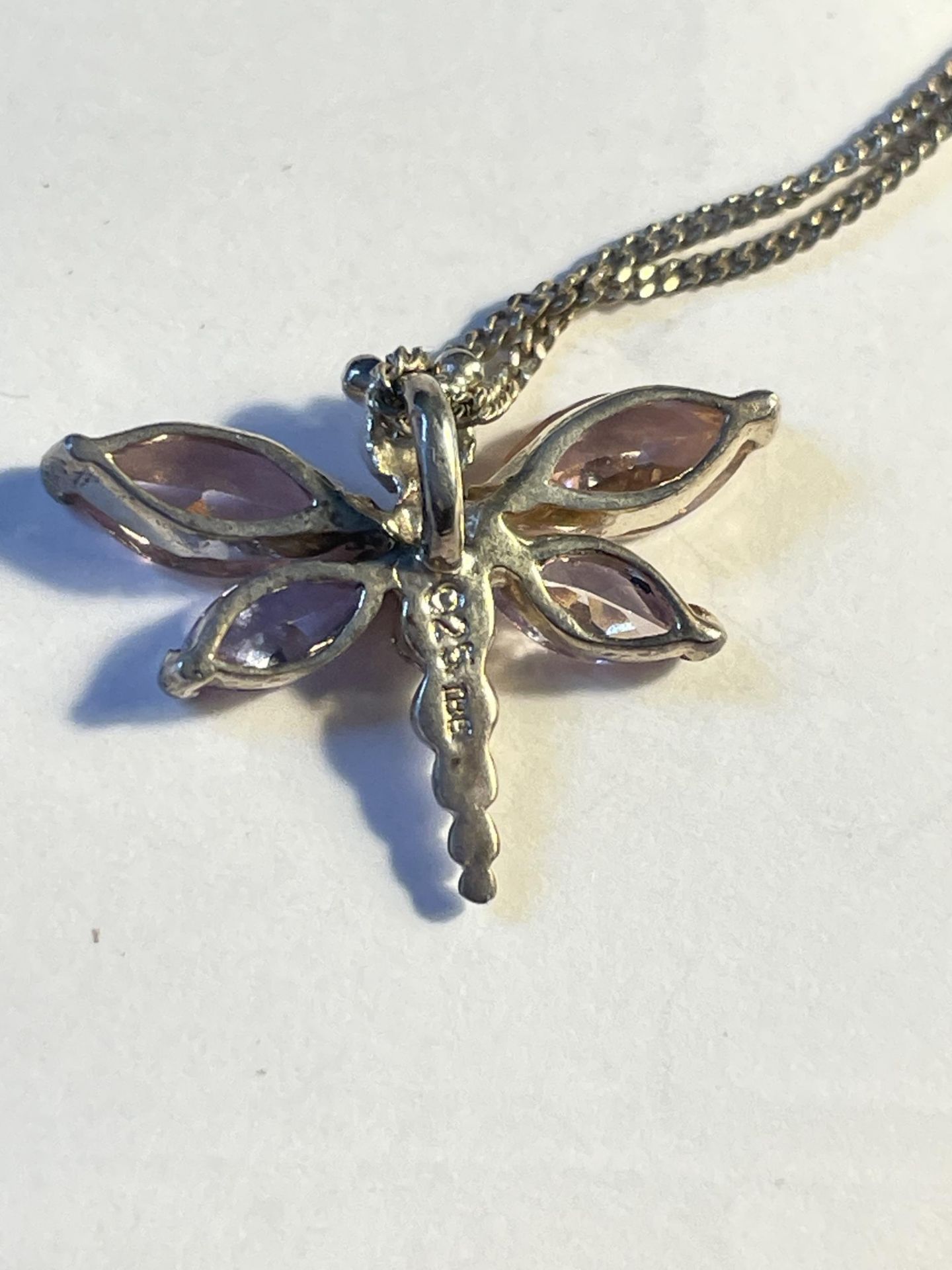 A MARKED 925 SILVER NECKLACE WITH A SILVER AND COLOURED STONE DRAGONFLY PENDANT - Image 3 of 3