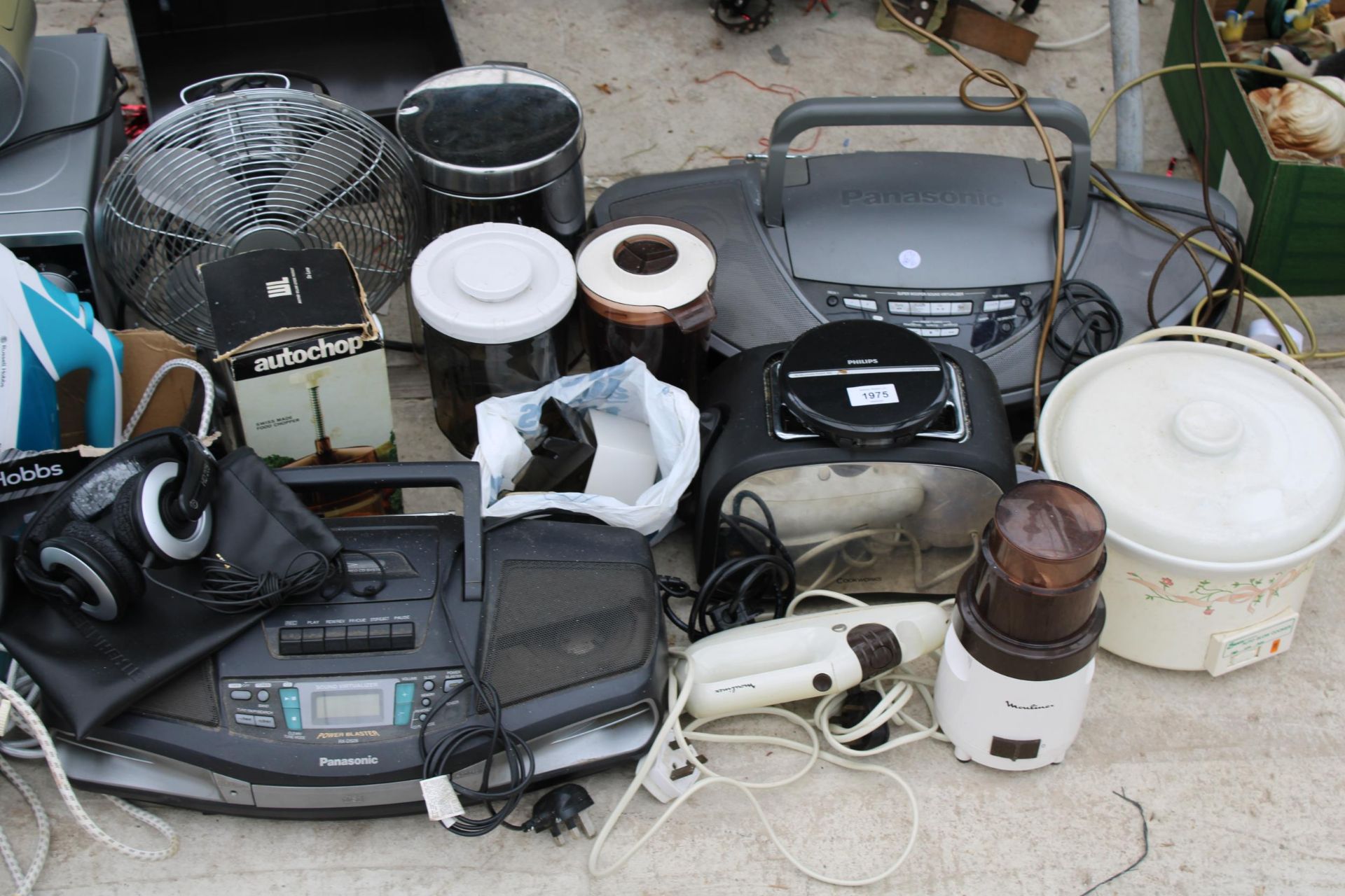 A LARGE ASSORTMENT OF ELECTRICALS TO INCLUDE RADIOS, FANS AND A MICROWAVE ETC - Image 2 of 5