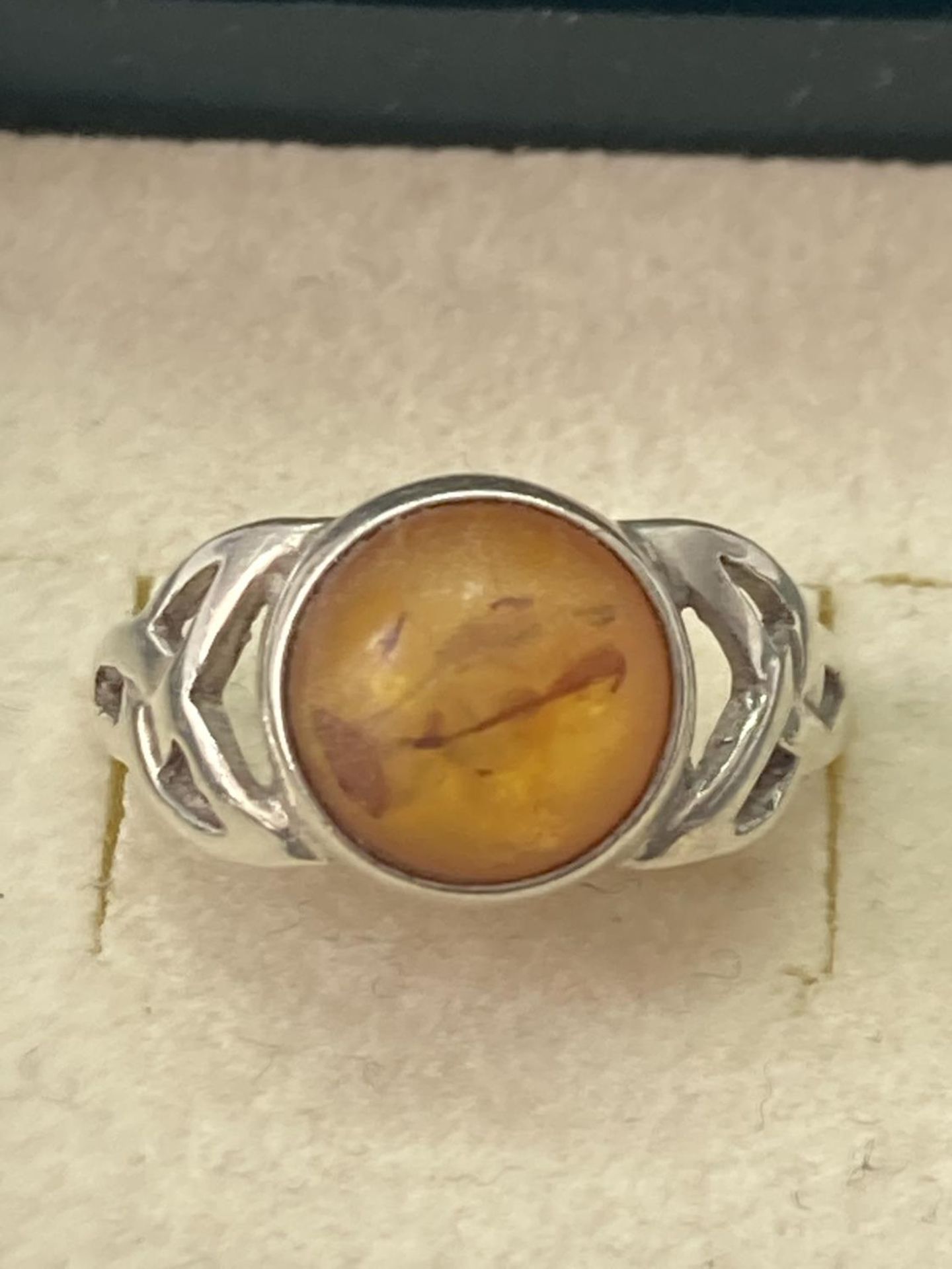 A MARKED SILVER AND AMBER RING SIZE Q/R - Image 4 of 6