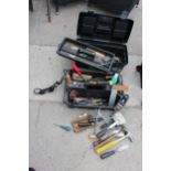A PLASTIC TOOL BOX AND AN ASSORTMENT OF TOOLS TO INCLUDE SCREW DRIVERS AND CHISELS ETC