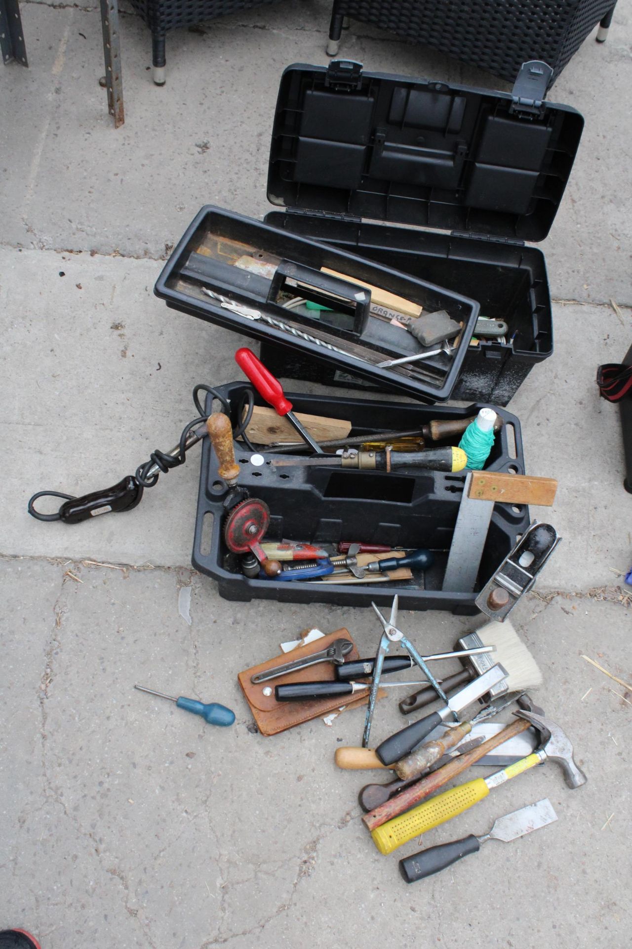 A PLASTIC TOOL BOX AND AN ASSORTMENT OF TOOLS TO INCLUDE SCREW DRIVERS AND CHISELS ETC